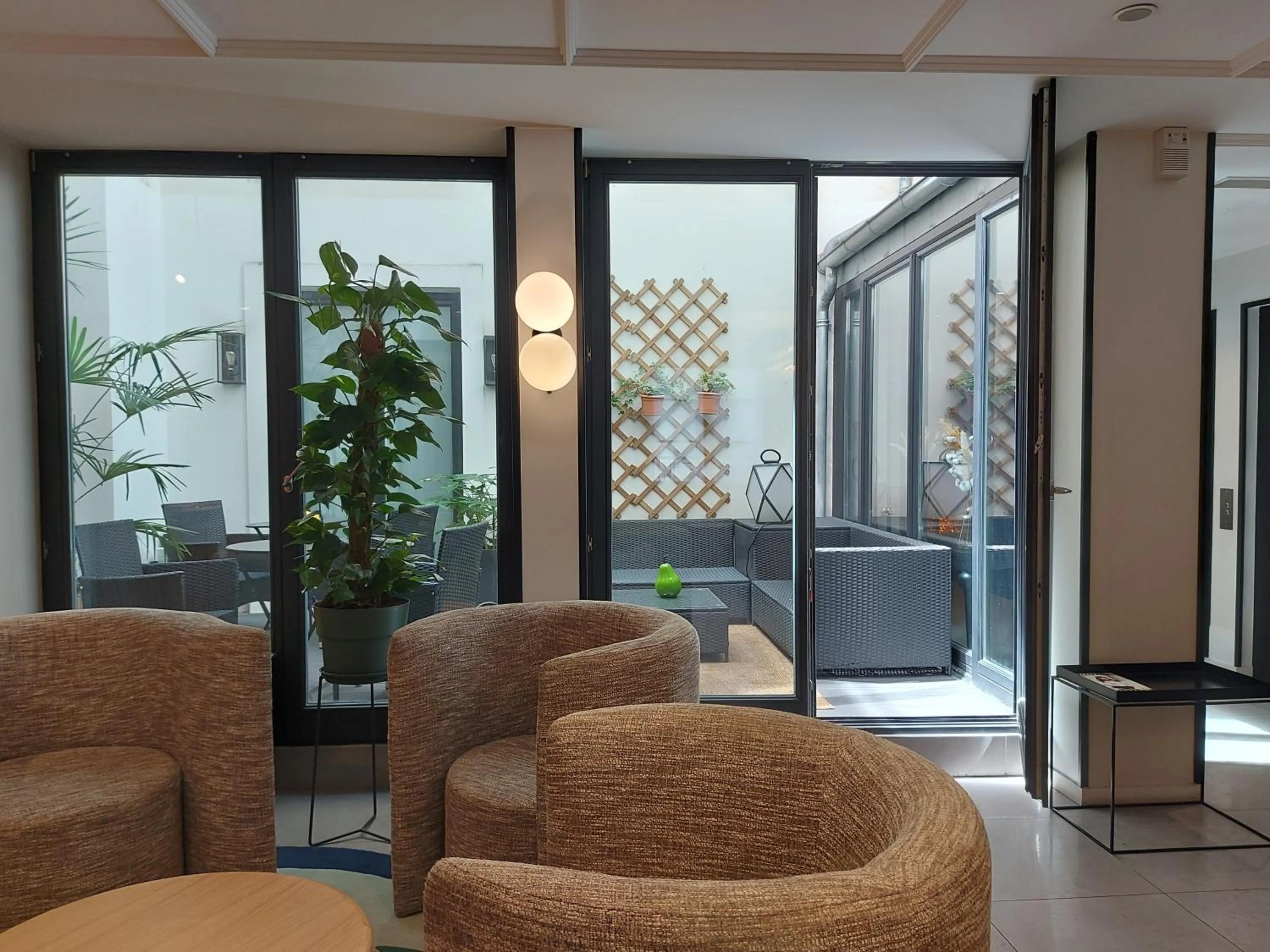 Lobby or reception in Mercure Paris Arc de Triomphe Wagram