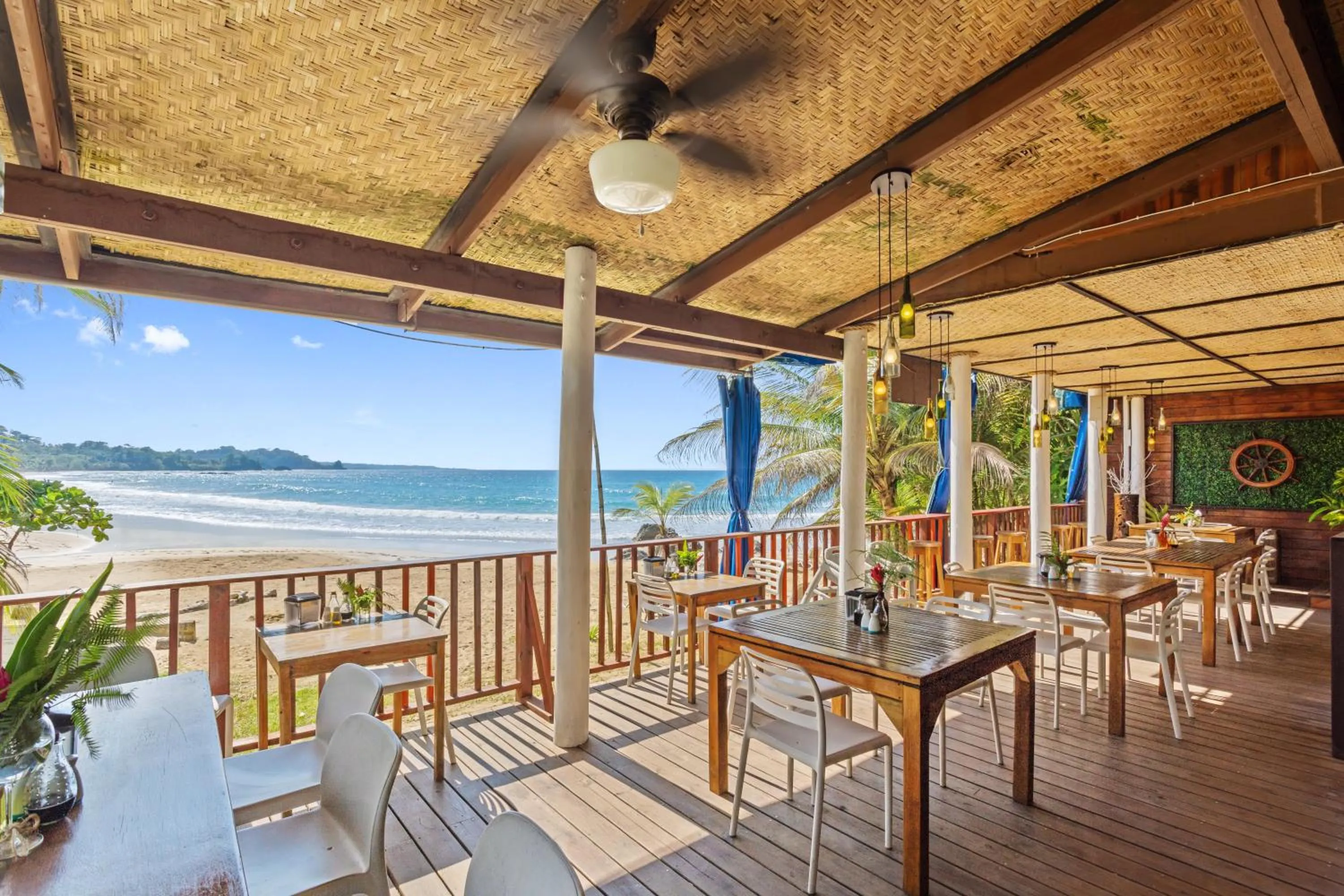 Lounge or bar in Red Frog Beach Island Resort