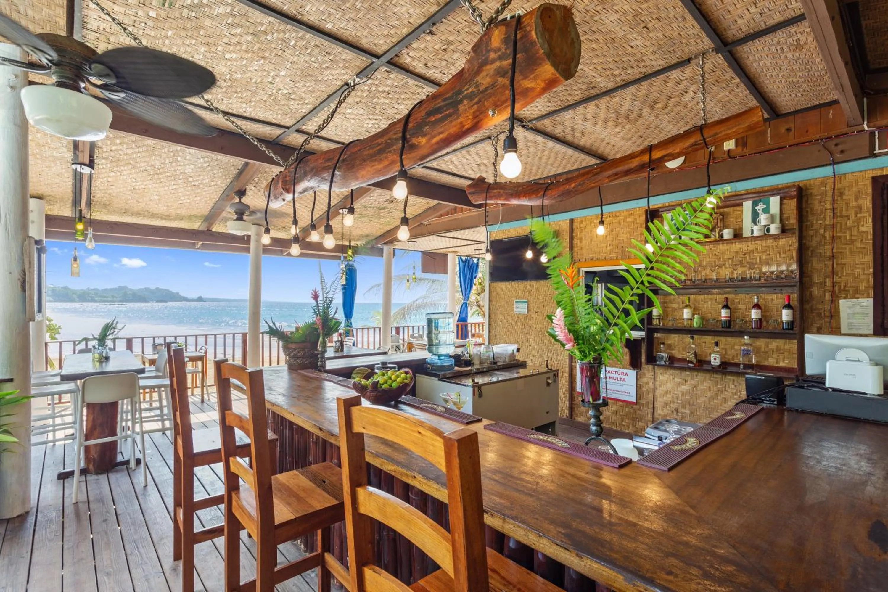 Lounge or bar in Red Frog Beach Island Resort