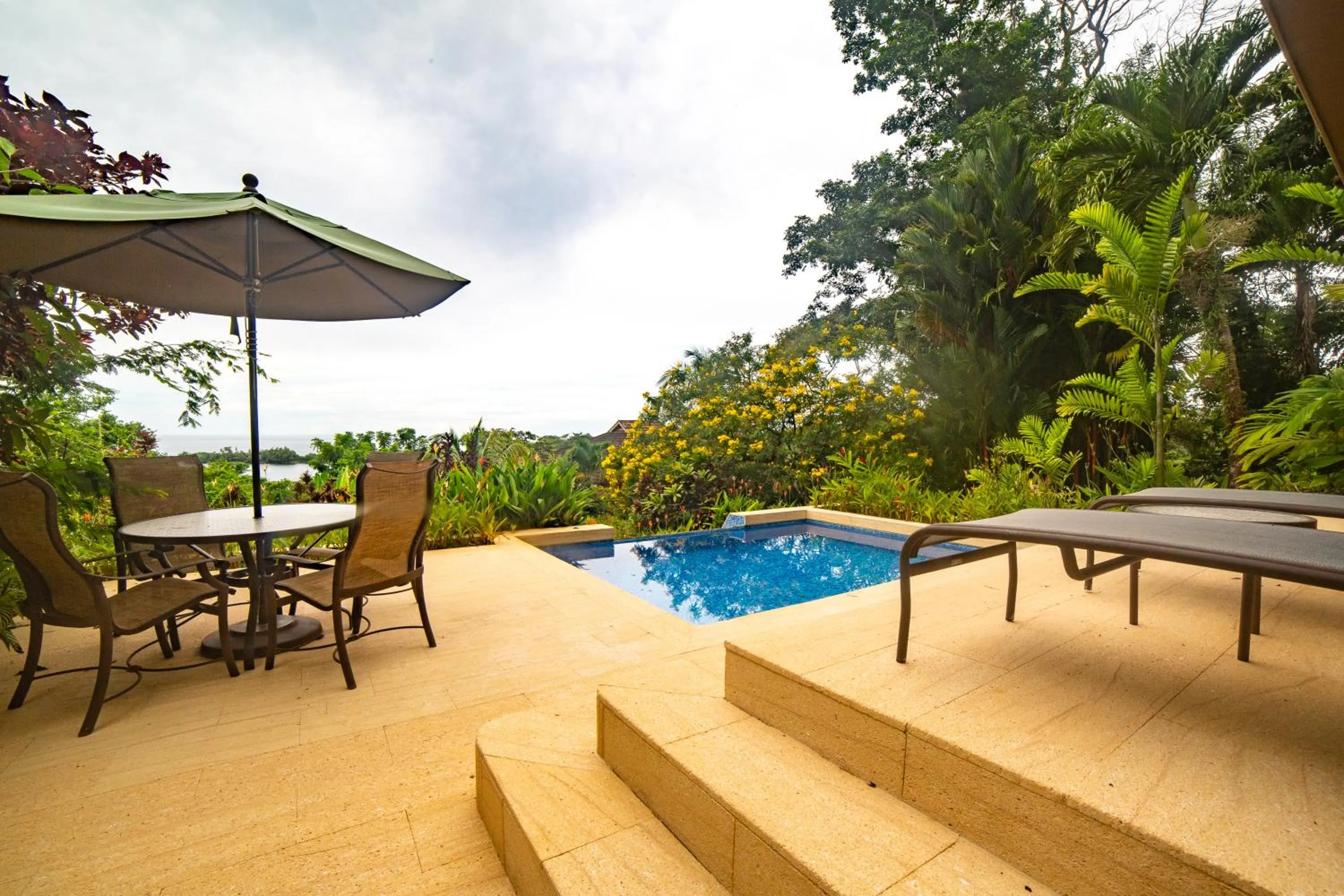 Red Frog Beach Island Resort