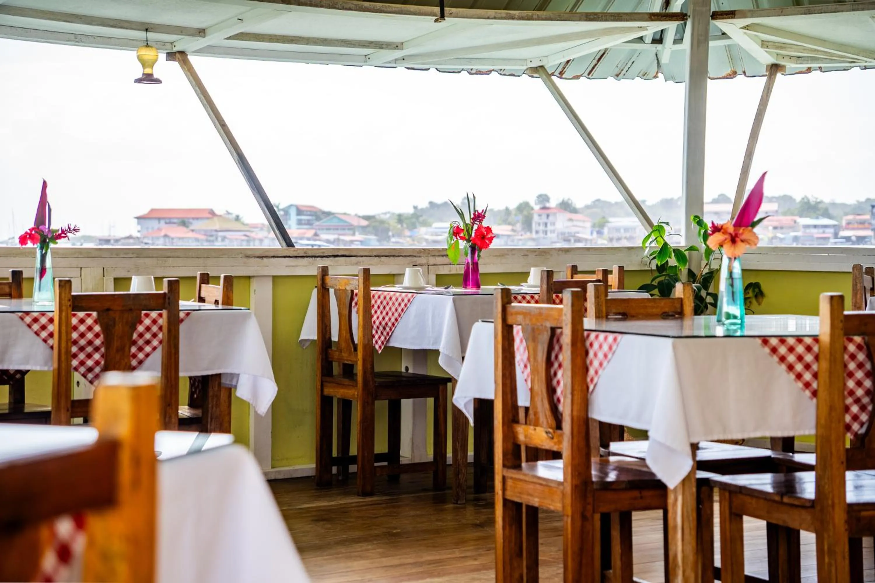 Restaurant/places to eat in Faro del Colibri