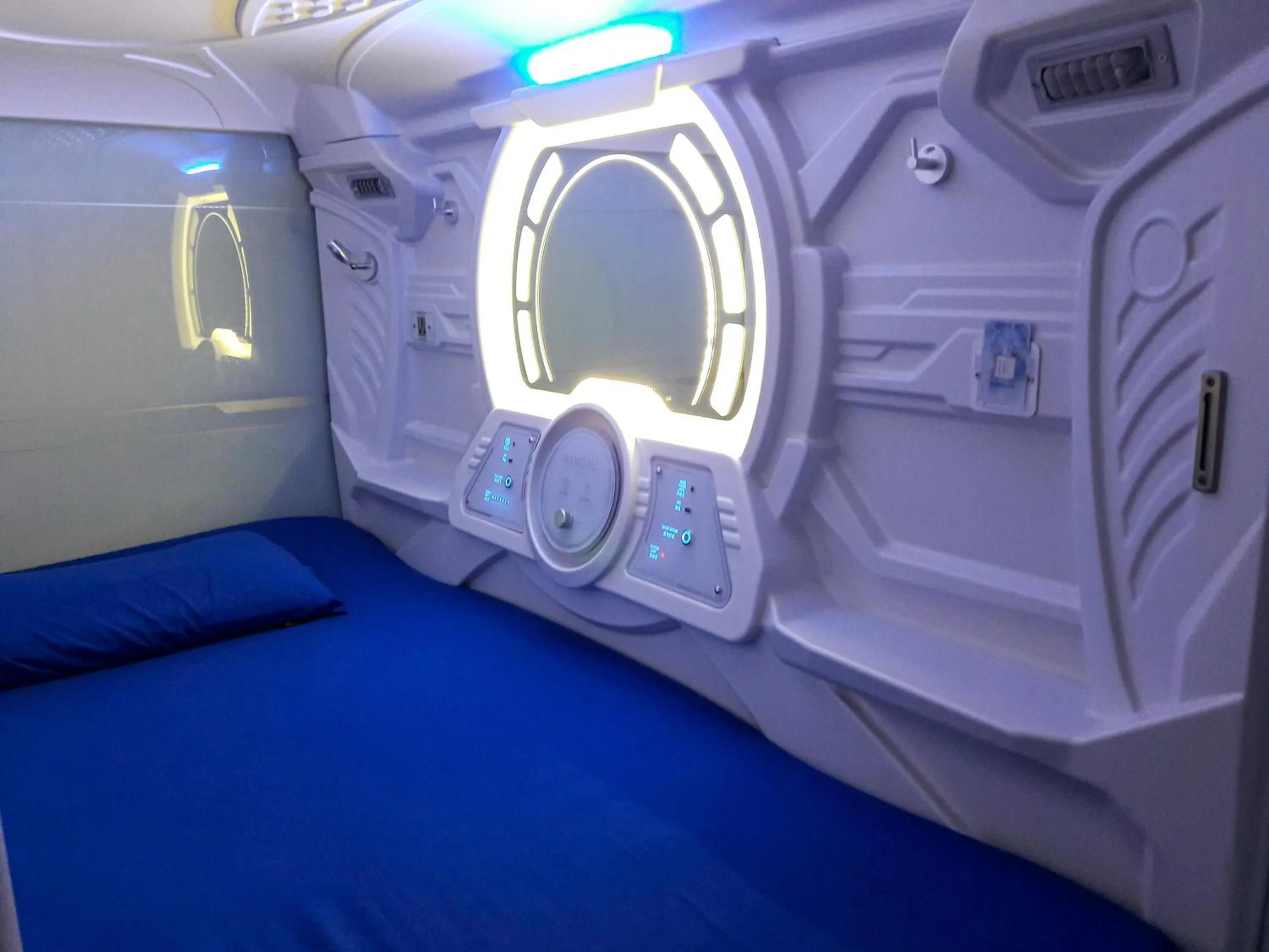 Bangau - Short Term Rest Area Capsule Hotel
