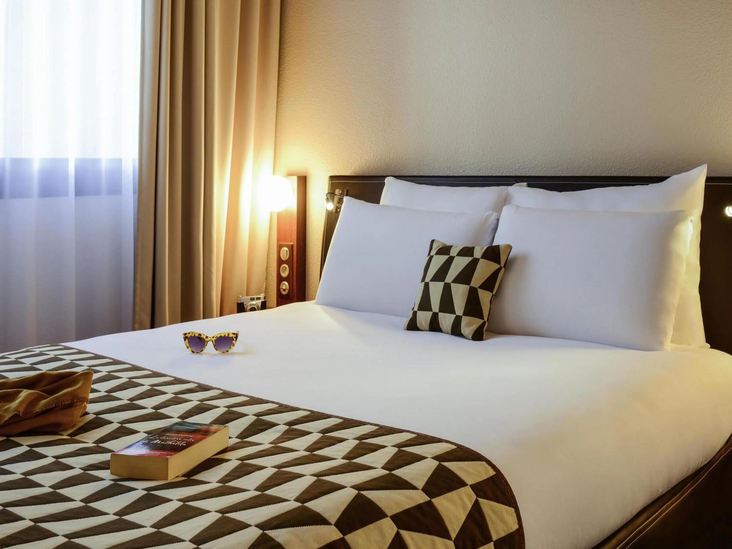 Bedroom, Bed in Hôtel Mercure Lyon Centre Lumière