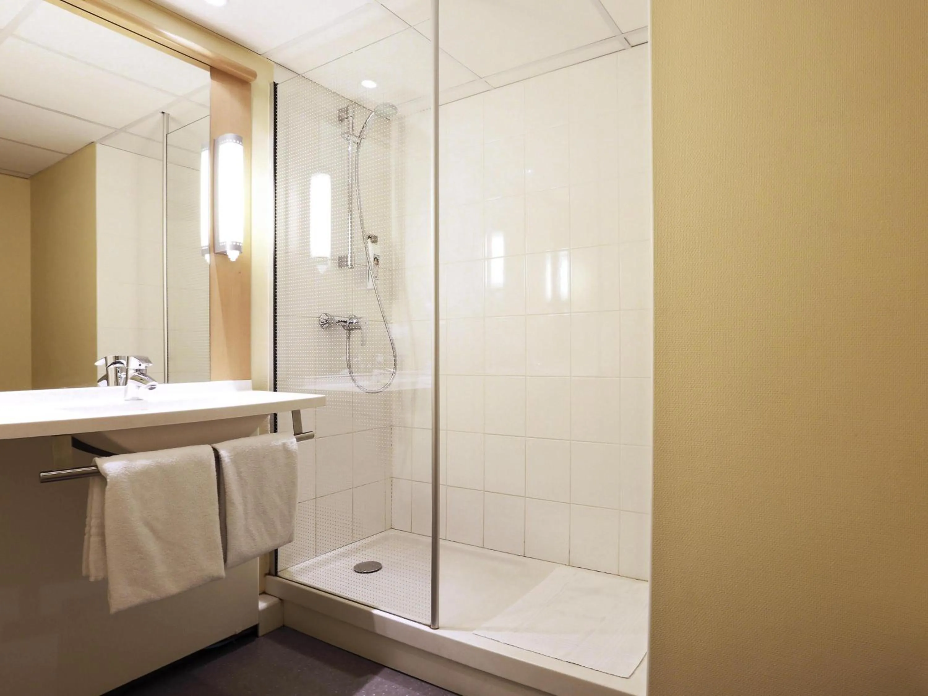 Bedroom in ibis Charleville Mézières