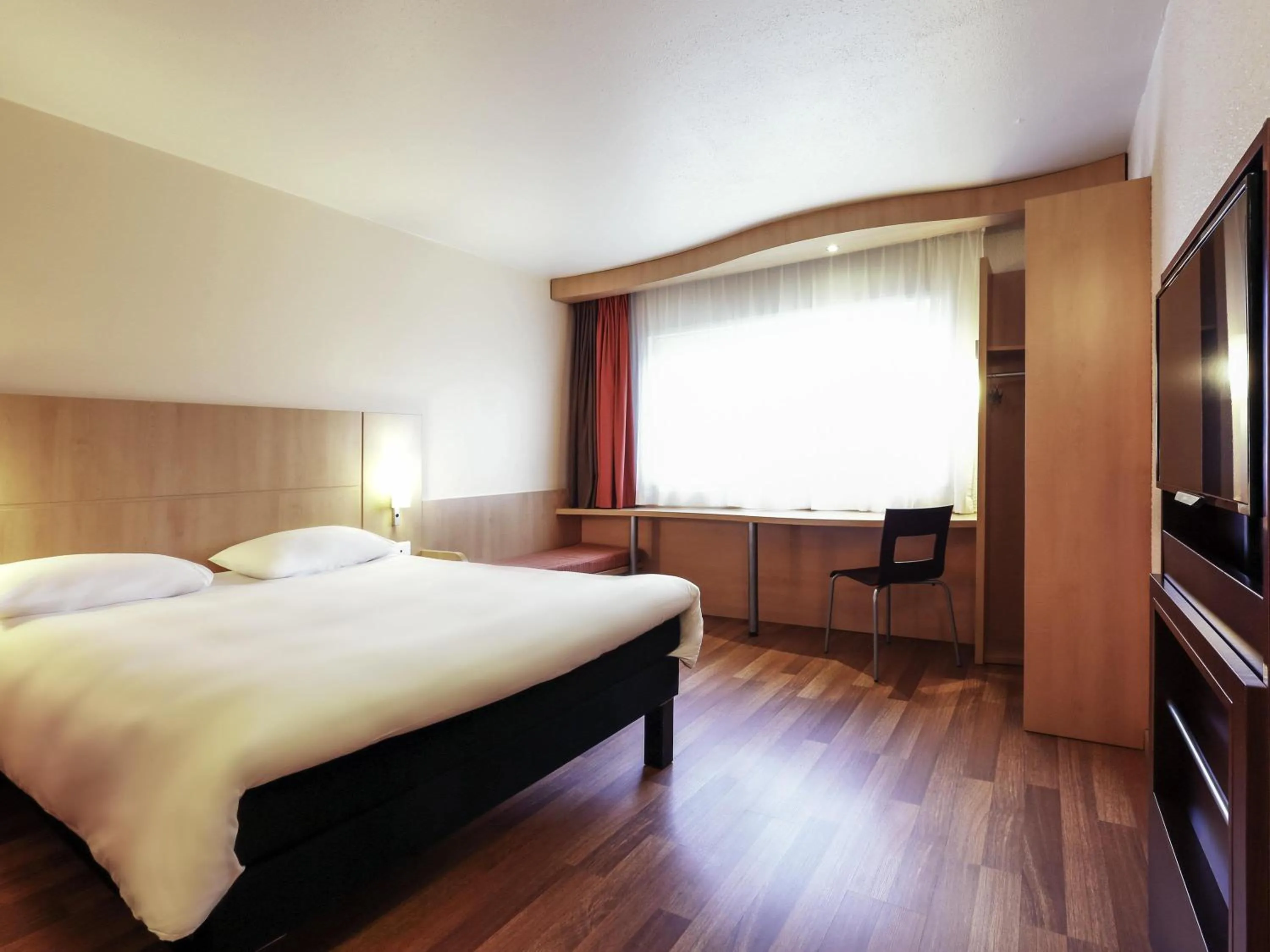 Bedroom, Bed in ibis Charleville Mézières