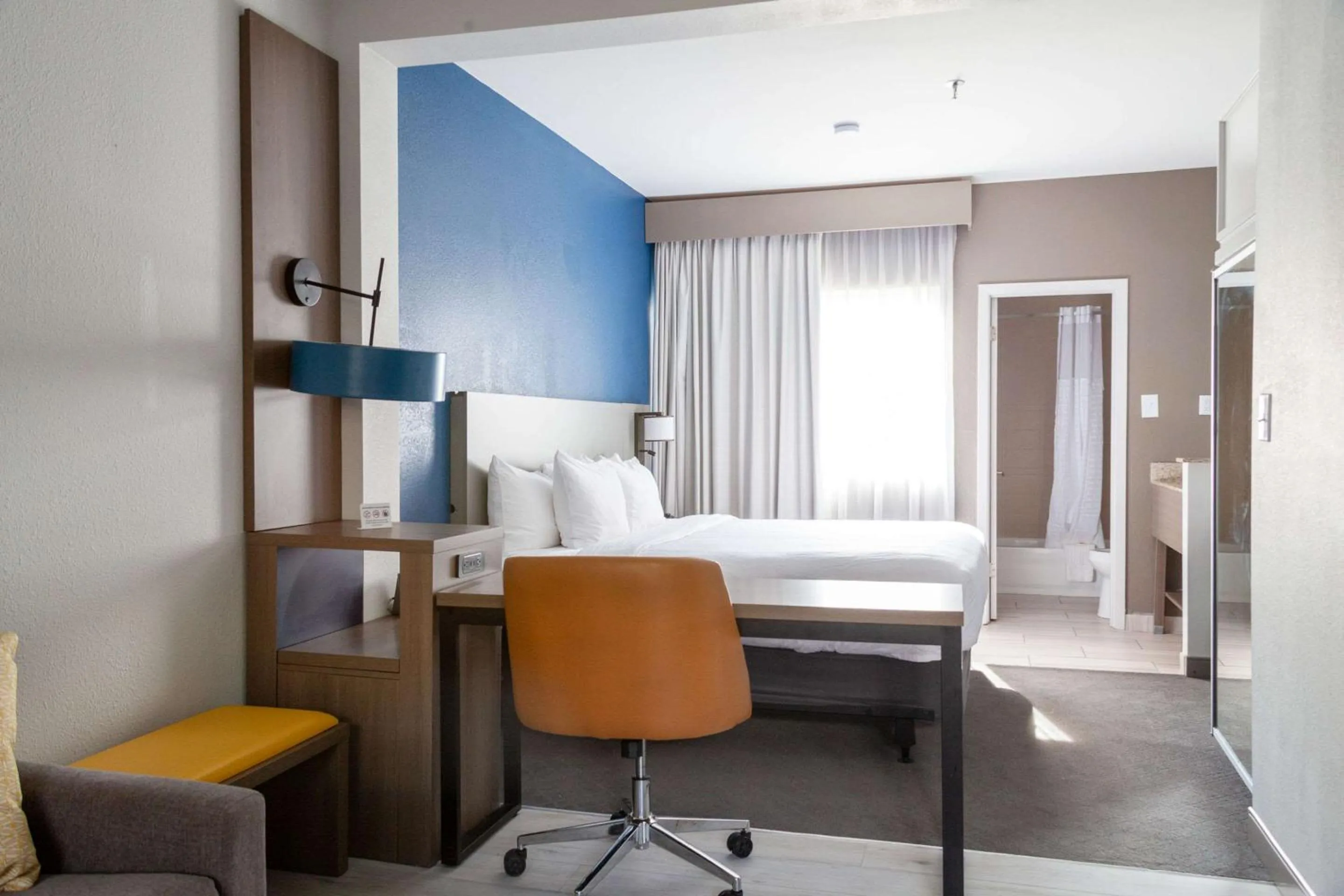 Bedroom, Bed in Comfort Suites Baton Rouge South I-10