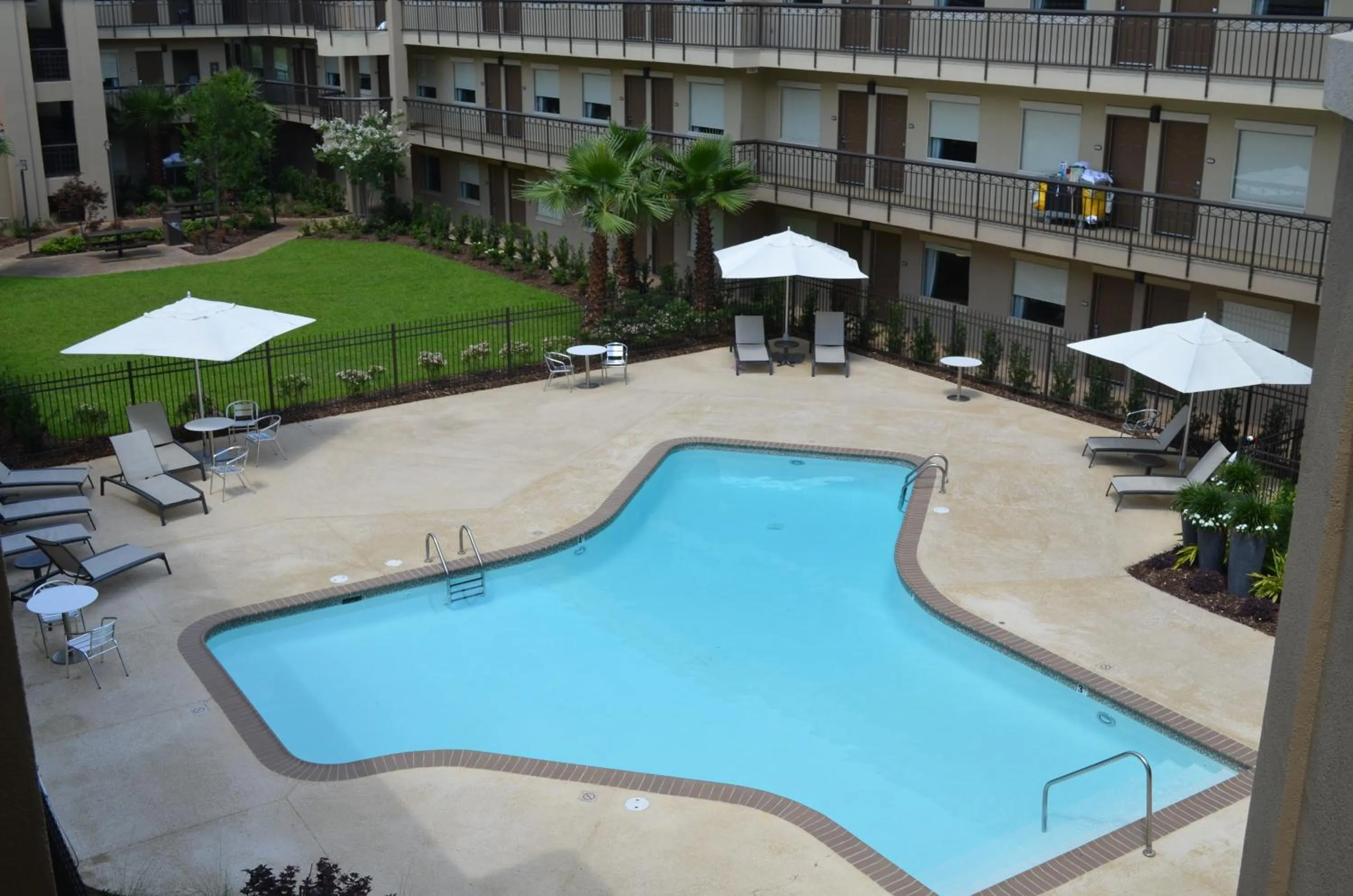 Swimming pool in Comfort Suites Baton Rouge South I-10