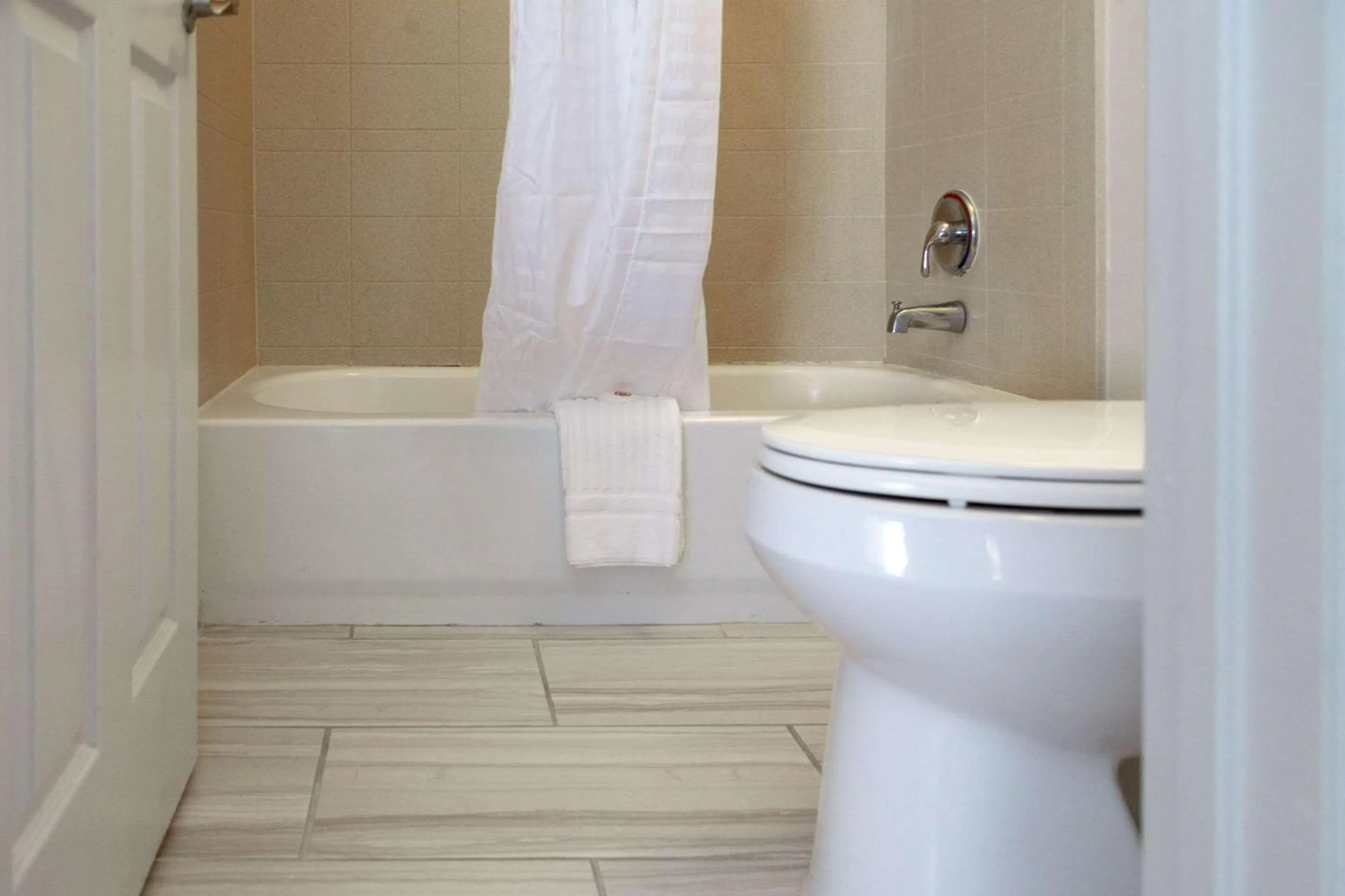 Bedroom in Comfort Suites Baton Rouge South I-10