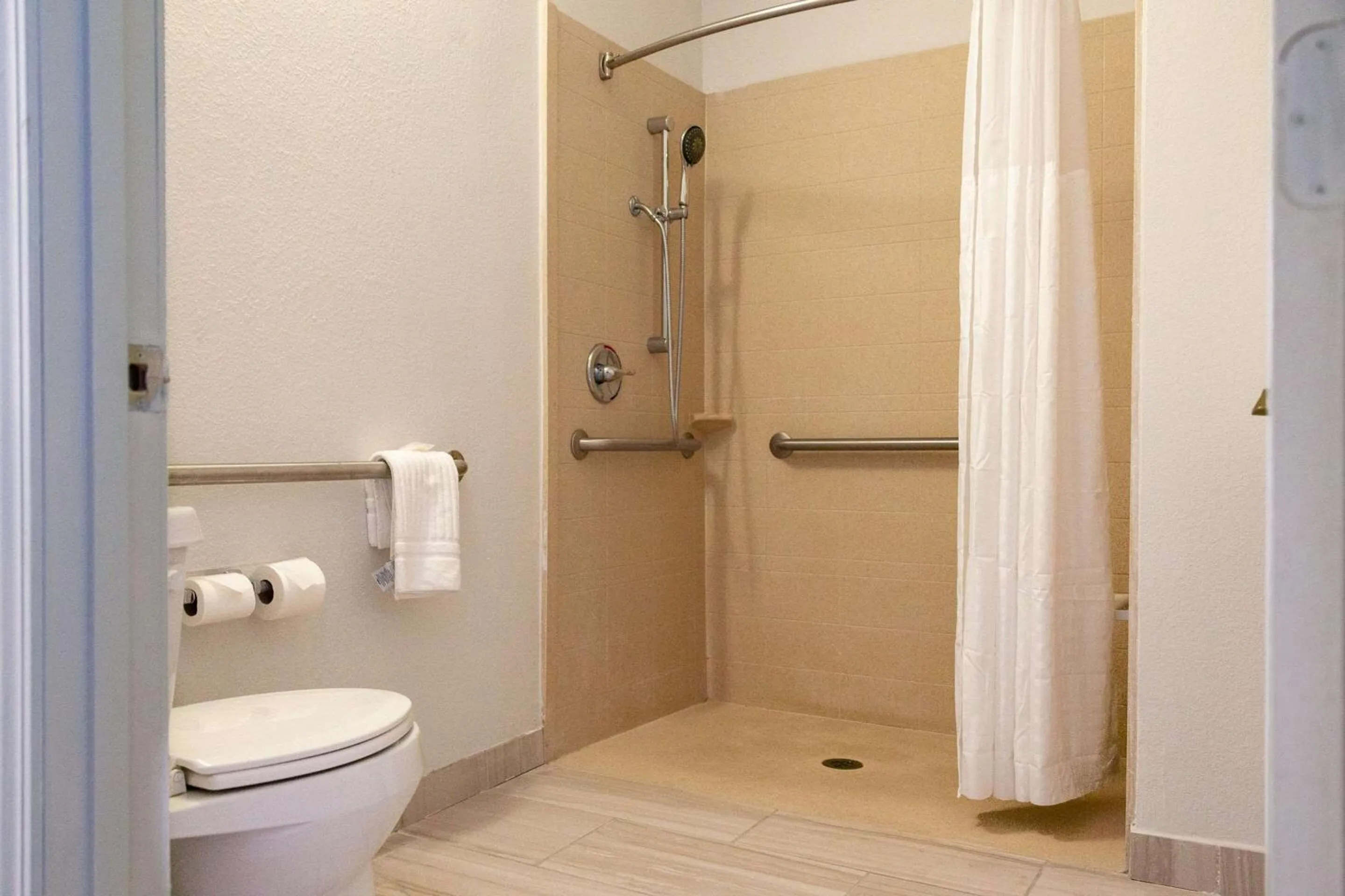 Bedroom in Comfort Suites Baton Rouge South I-10