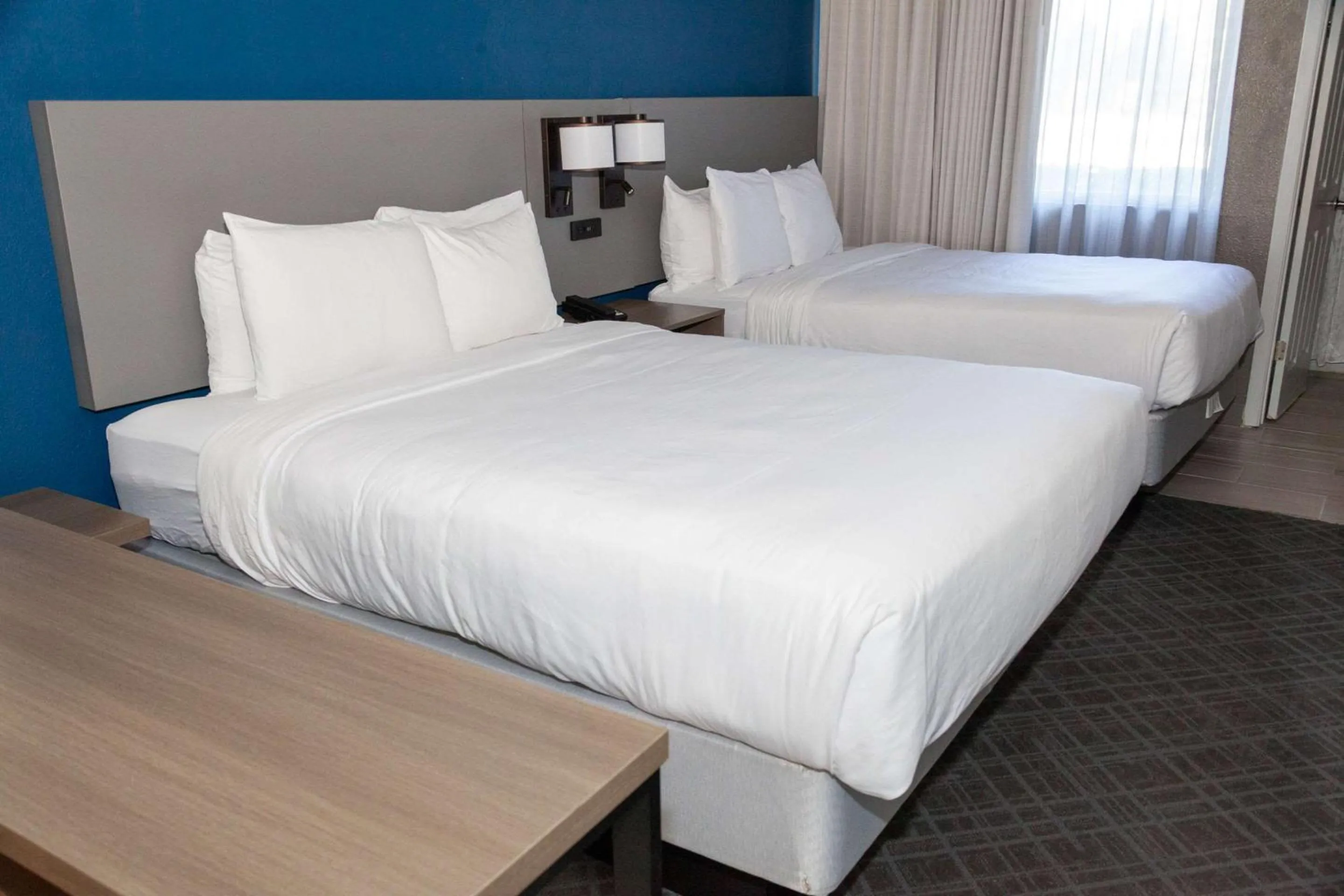 Bedroom, Bed in Comfort Suites Baton Rouge South I-10