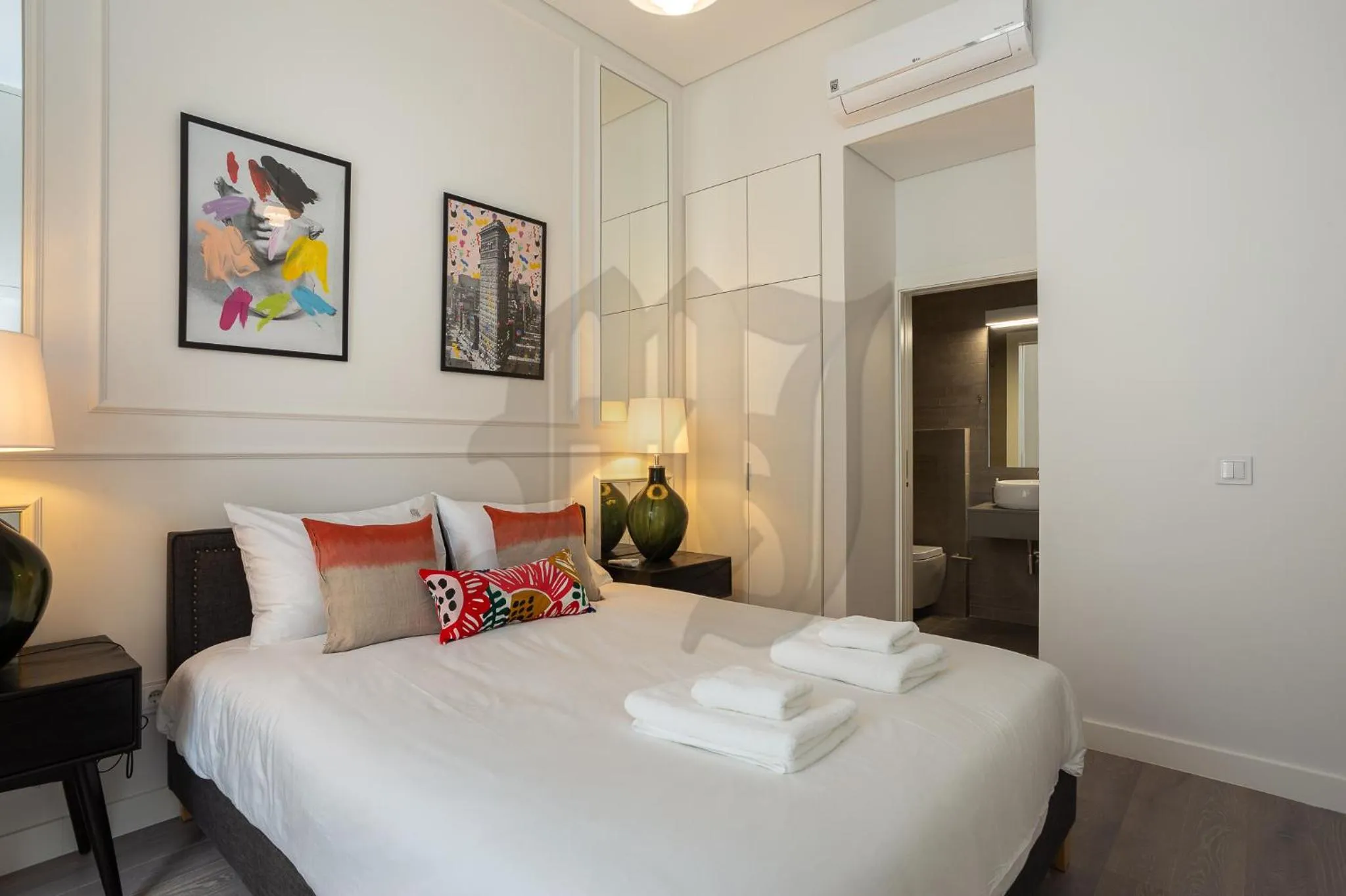 Photo of the whole room, Bed in Morgan-Jupiter Apartments