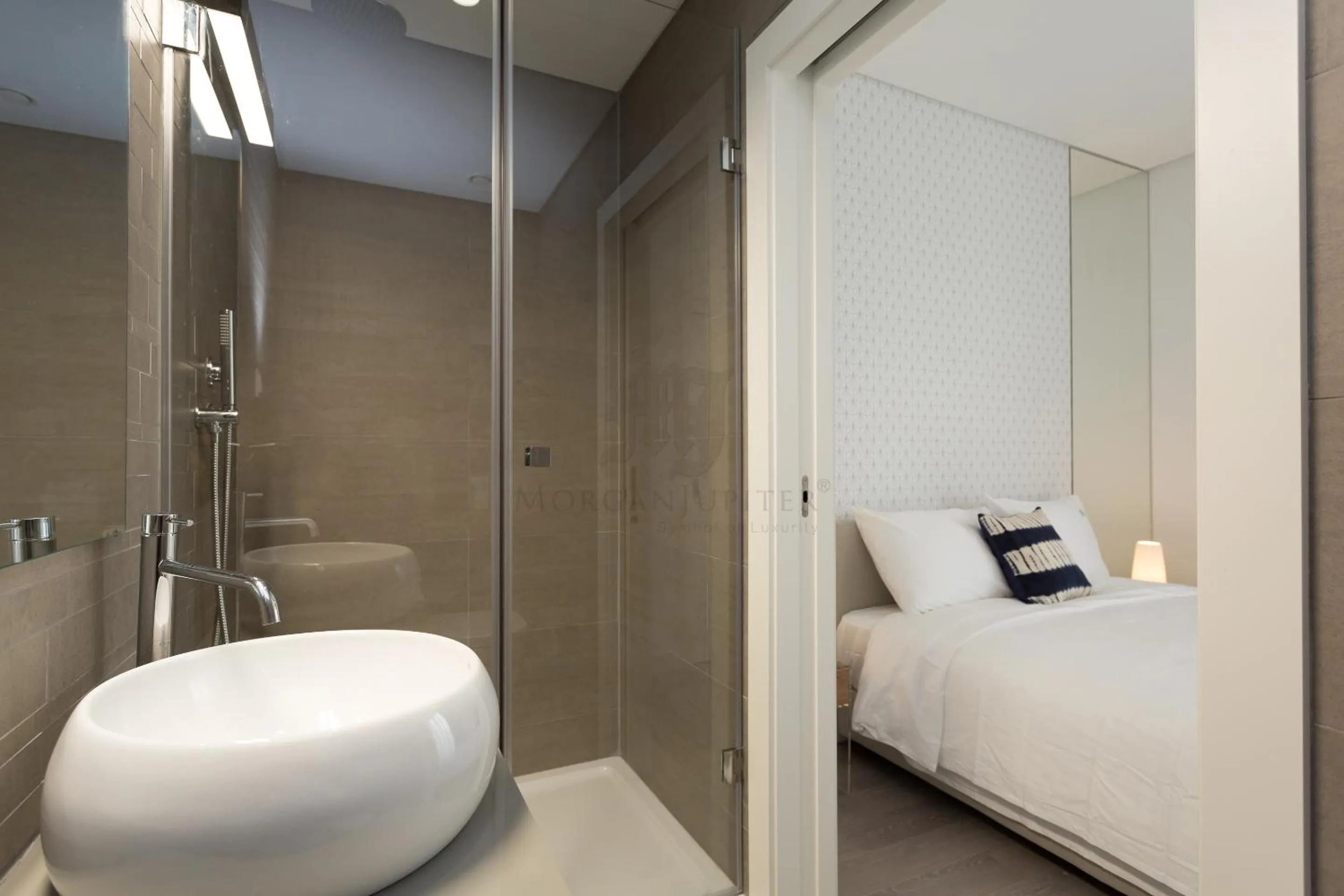 Shower, Bed in Morgan-Jupiter Apartments