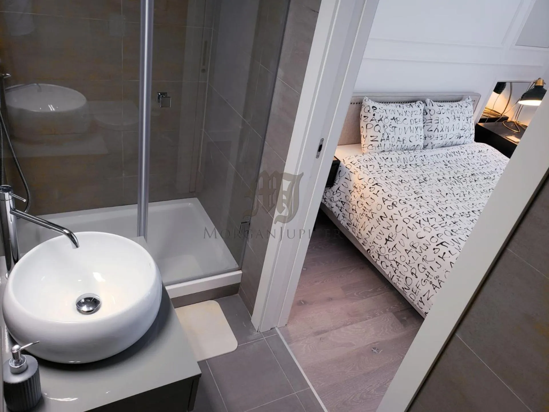 Shower, Bed in Morgan-Jupiter Apartments