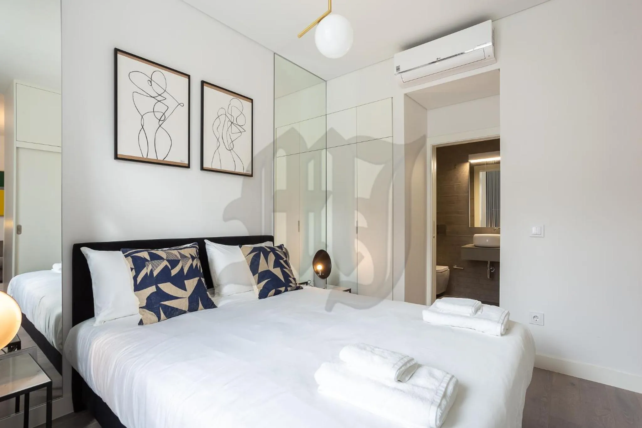 Photo of the whole room, Bed in Morgan-Jupiter Apartments