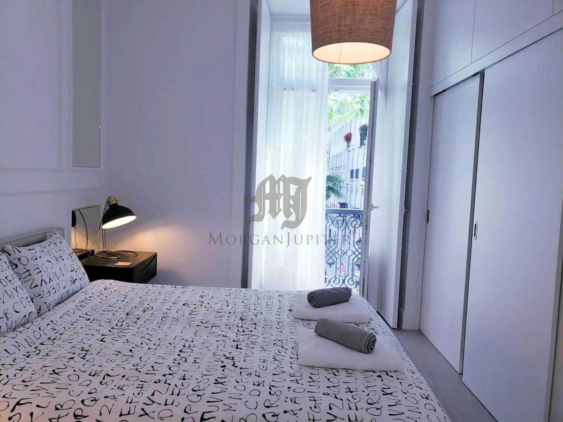 Photo of the whole room, Bed in Morgan-Jupiter Apartments