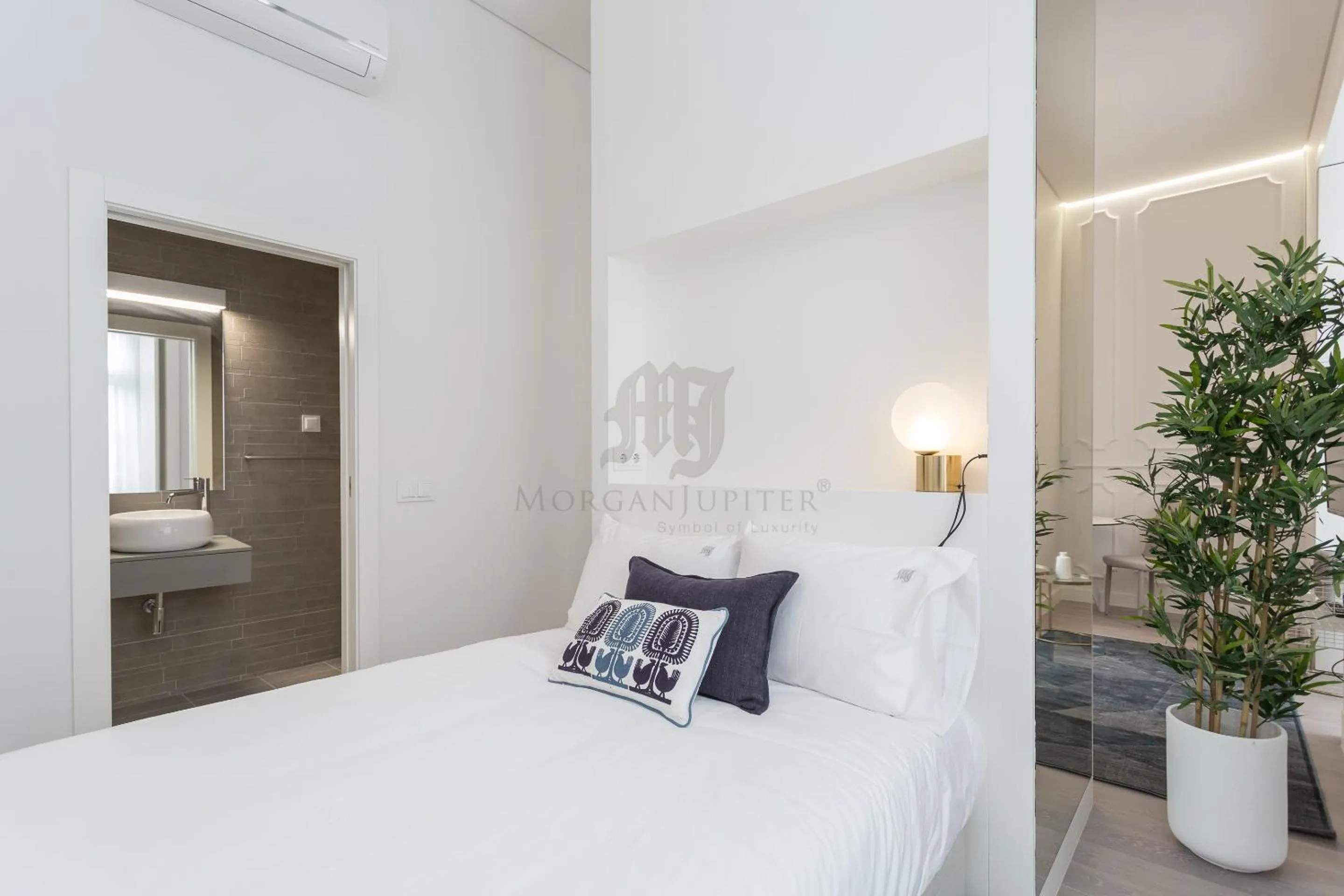 Photo of the whole room, Bed in Morgan-Jupiter Apartments