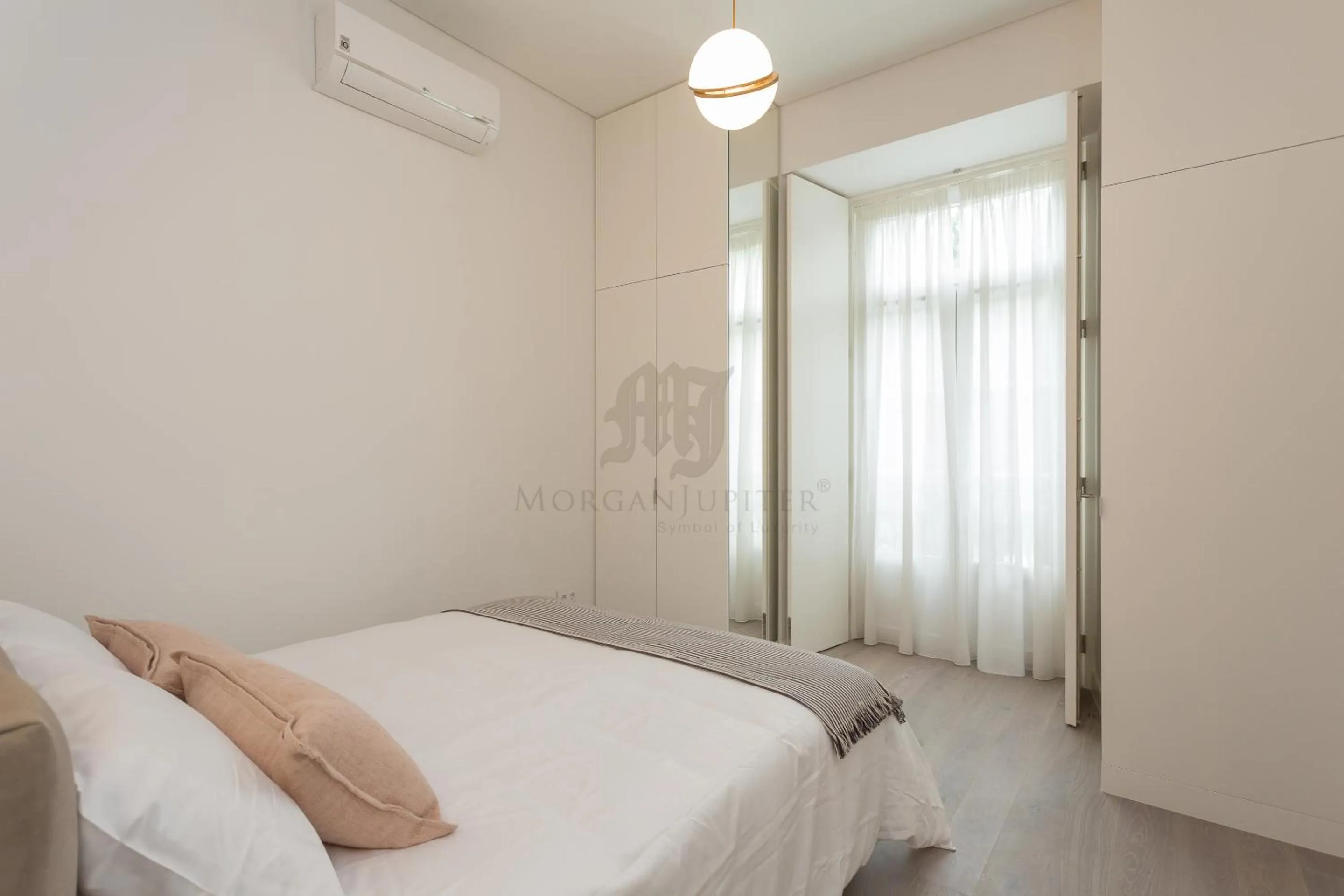 Photo of the whole room, Bed in Morgan-Jupiter Apartments