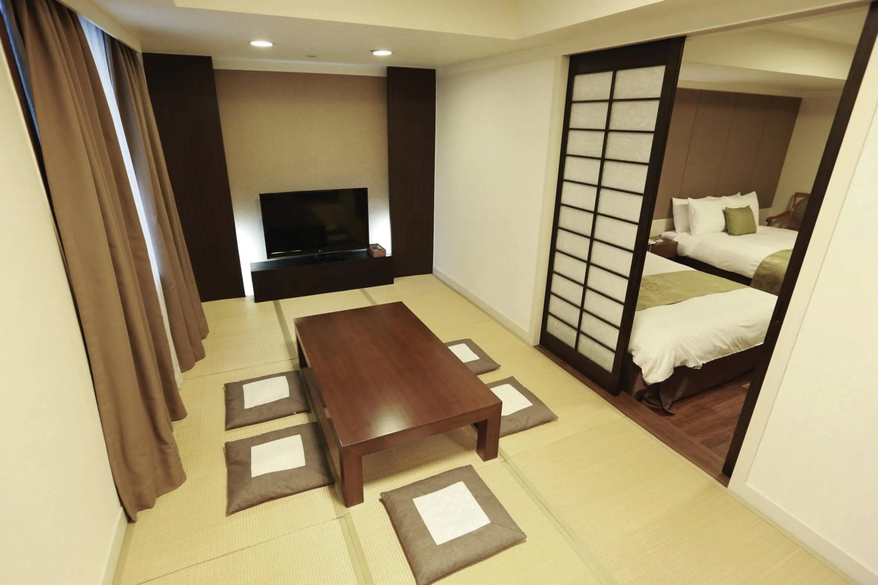 TV and multimedia, TV/Entertainment Center in New Kukje Hotel