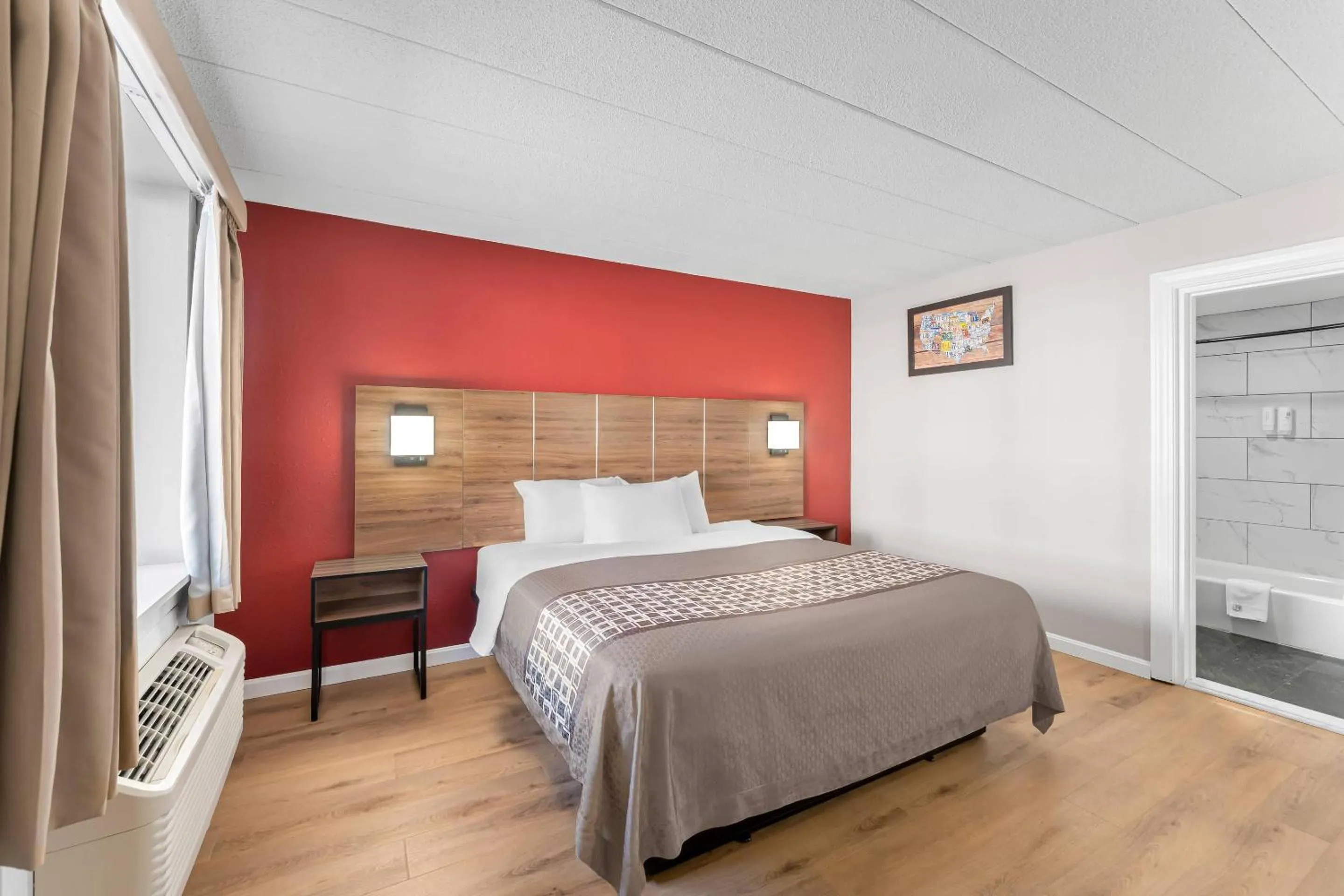 Bedroom, Bed in Econo Lodge Cranston - Providence