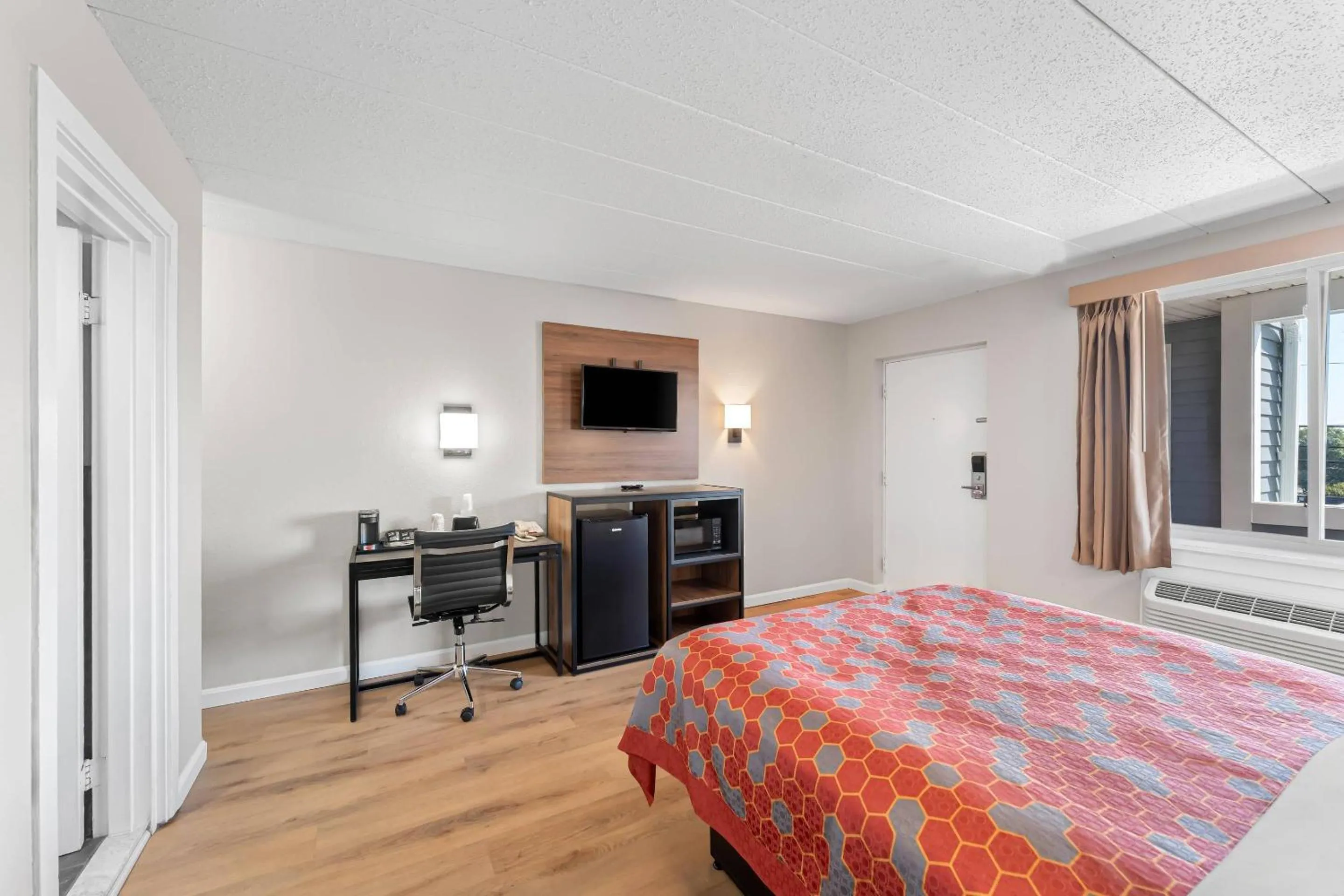 Bedroom, Bed in Econo Lodge Cranston - Providence