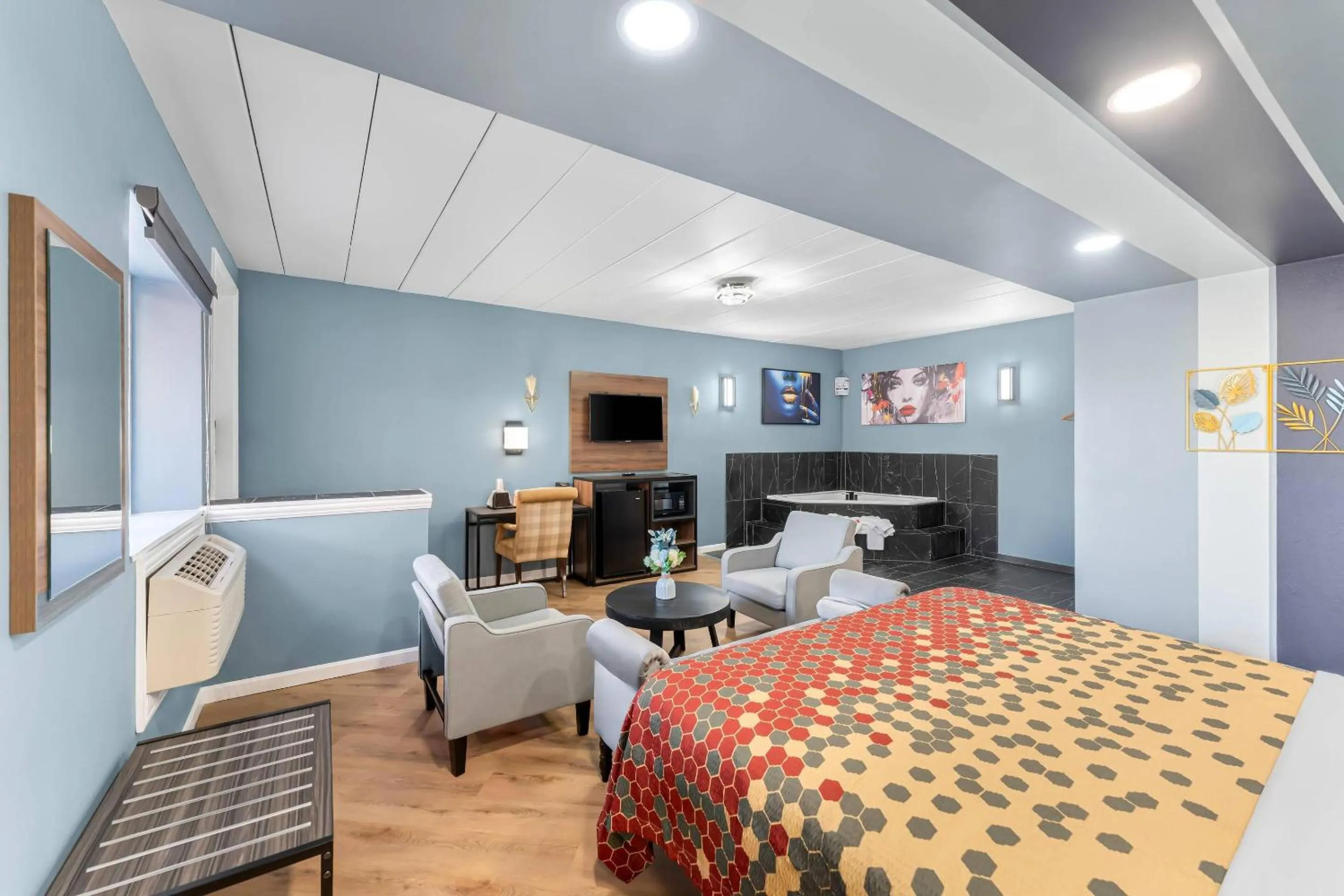 Bedroom, Bed in Econo Lodge Cranston - Providence