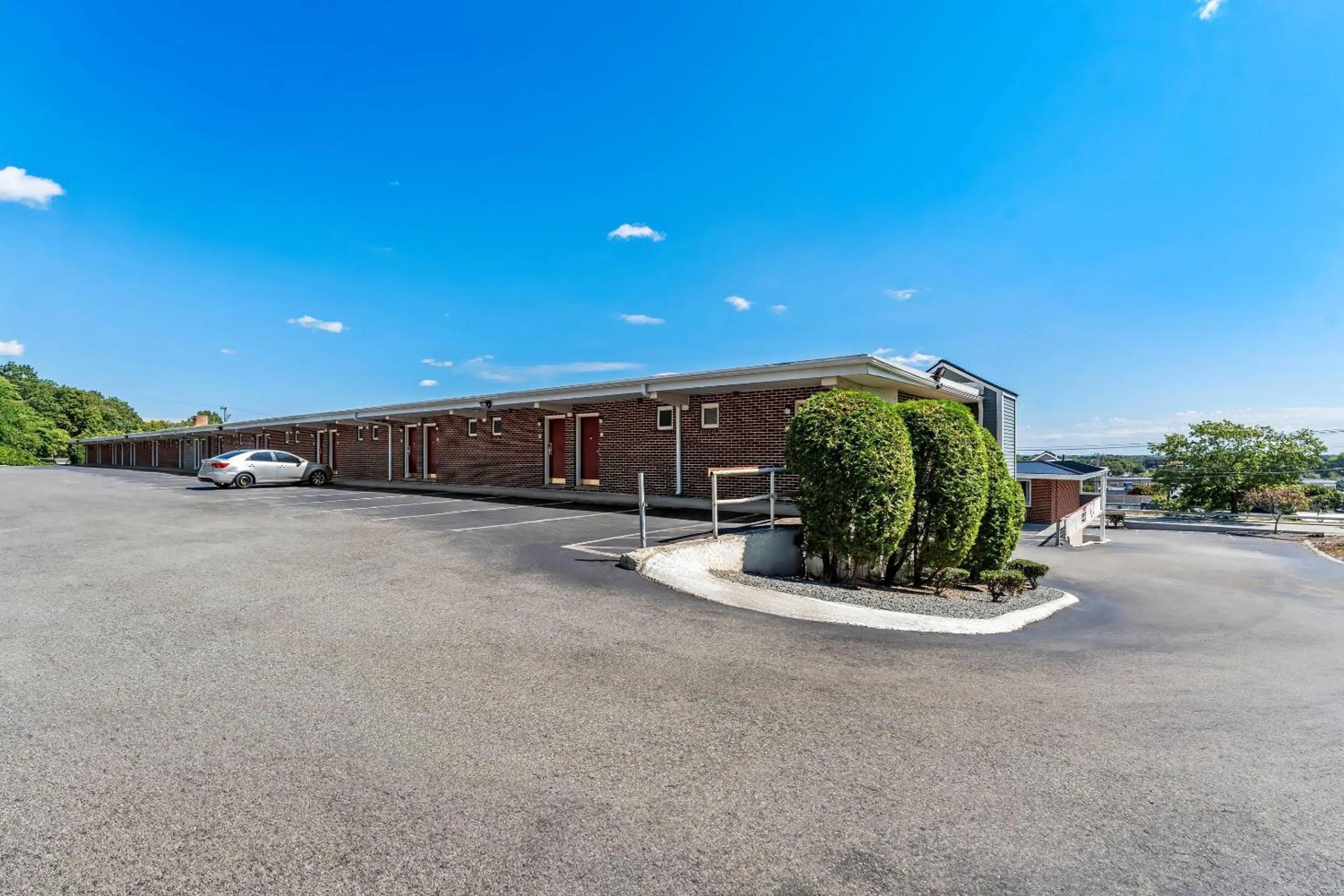 Property building in Econo Lodge Cranston - Providence