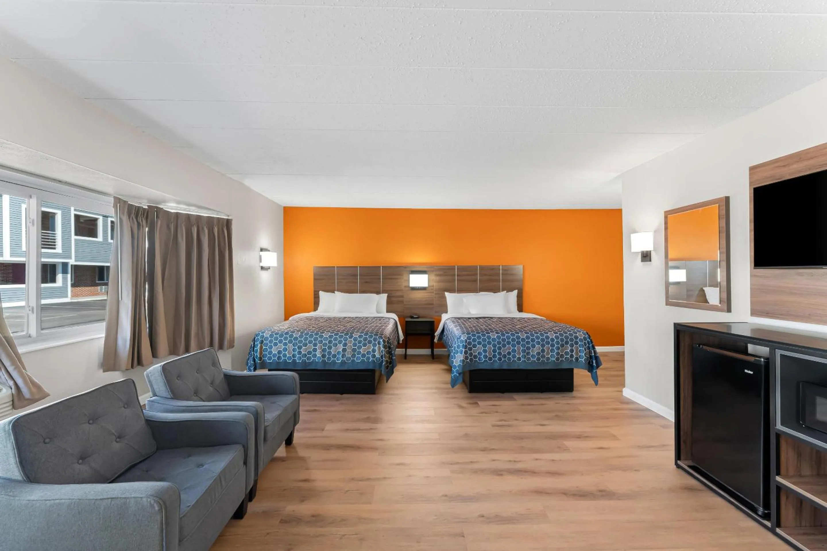 Bedroom, Bed in Econo Lodge Cranston - Providence