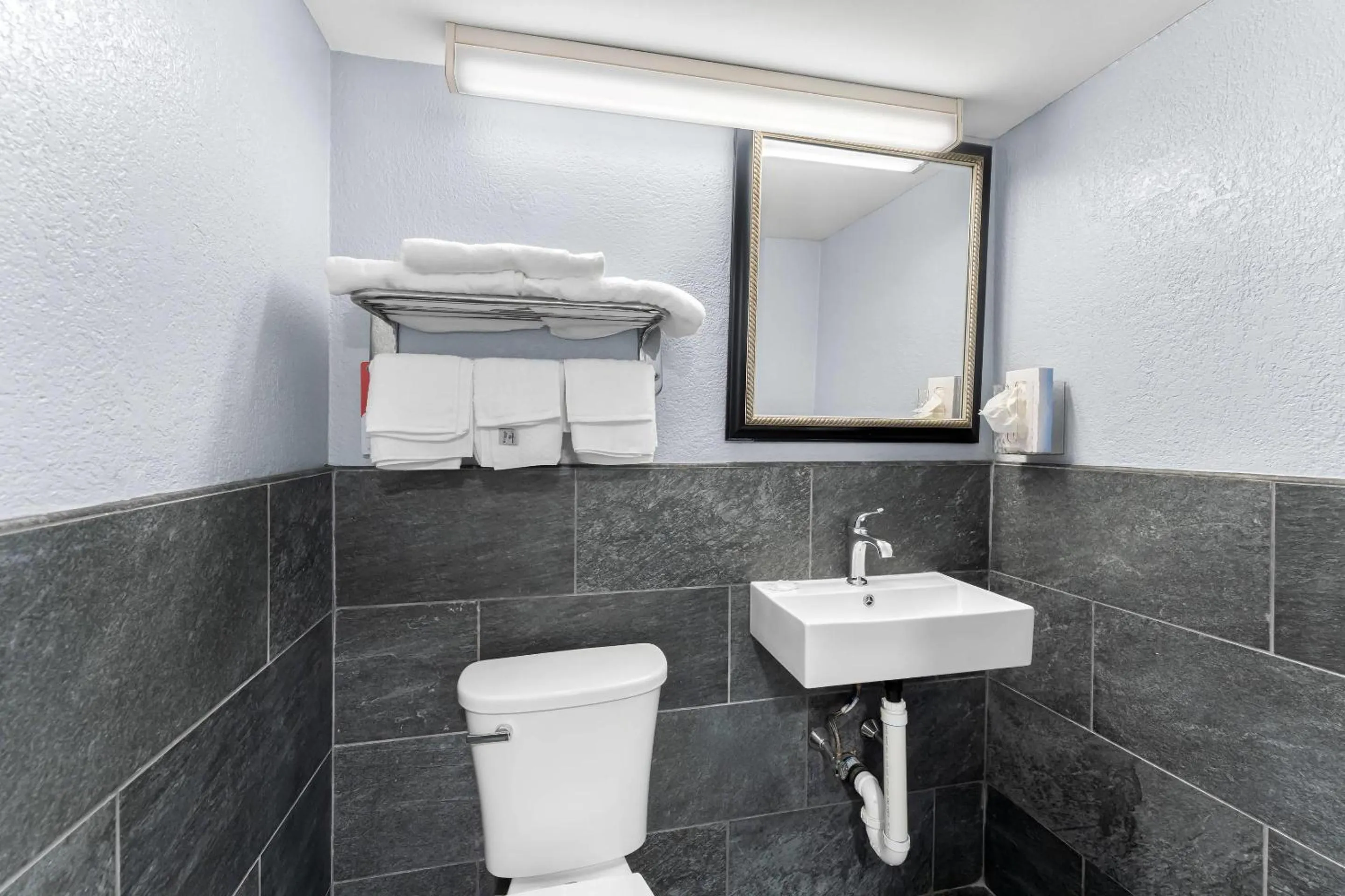 Bedroom in Econo Lodge Cranston - Providence