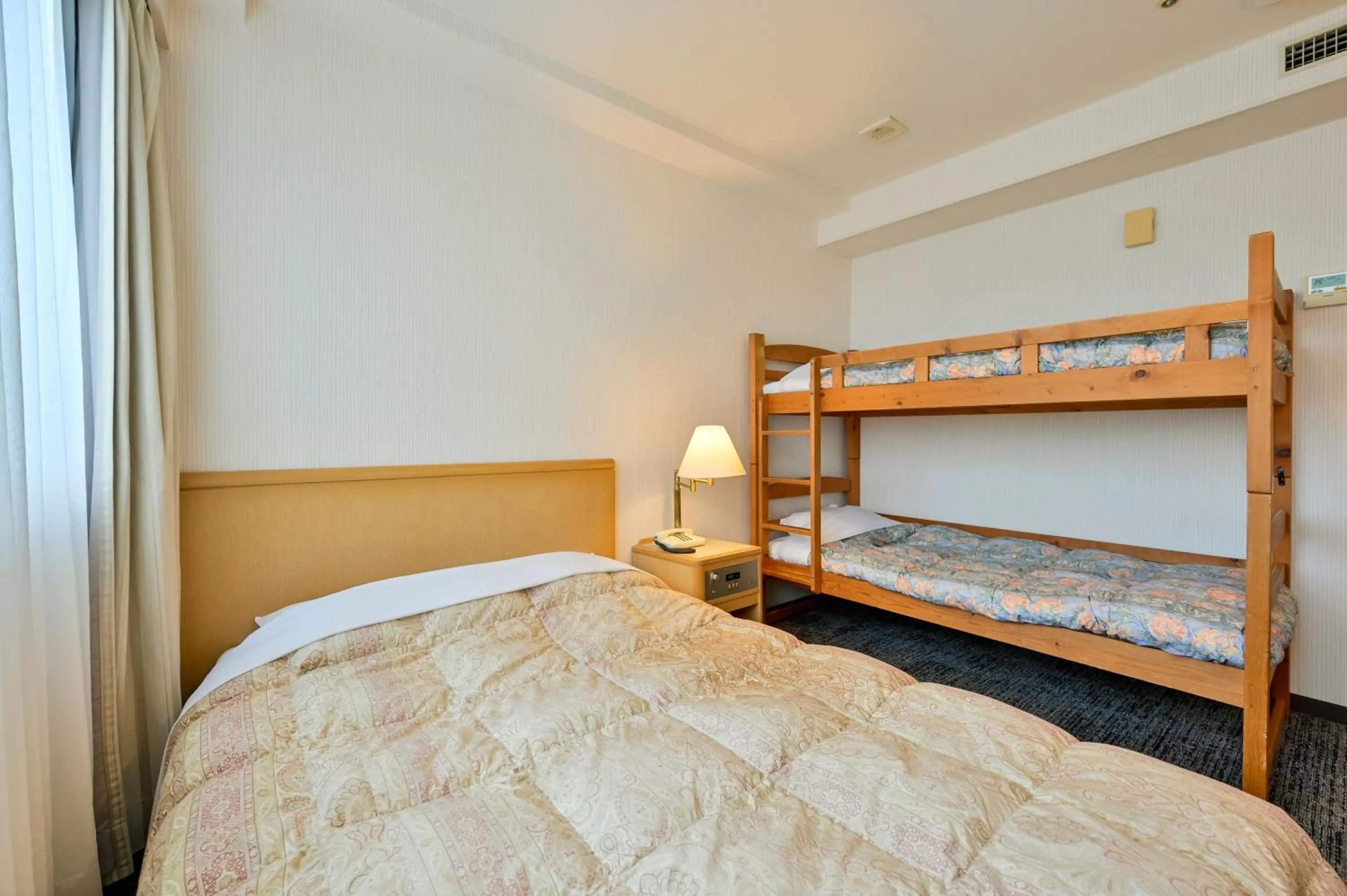 bunk bed, Bed in Hotel Sun Valley Annex