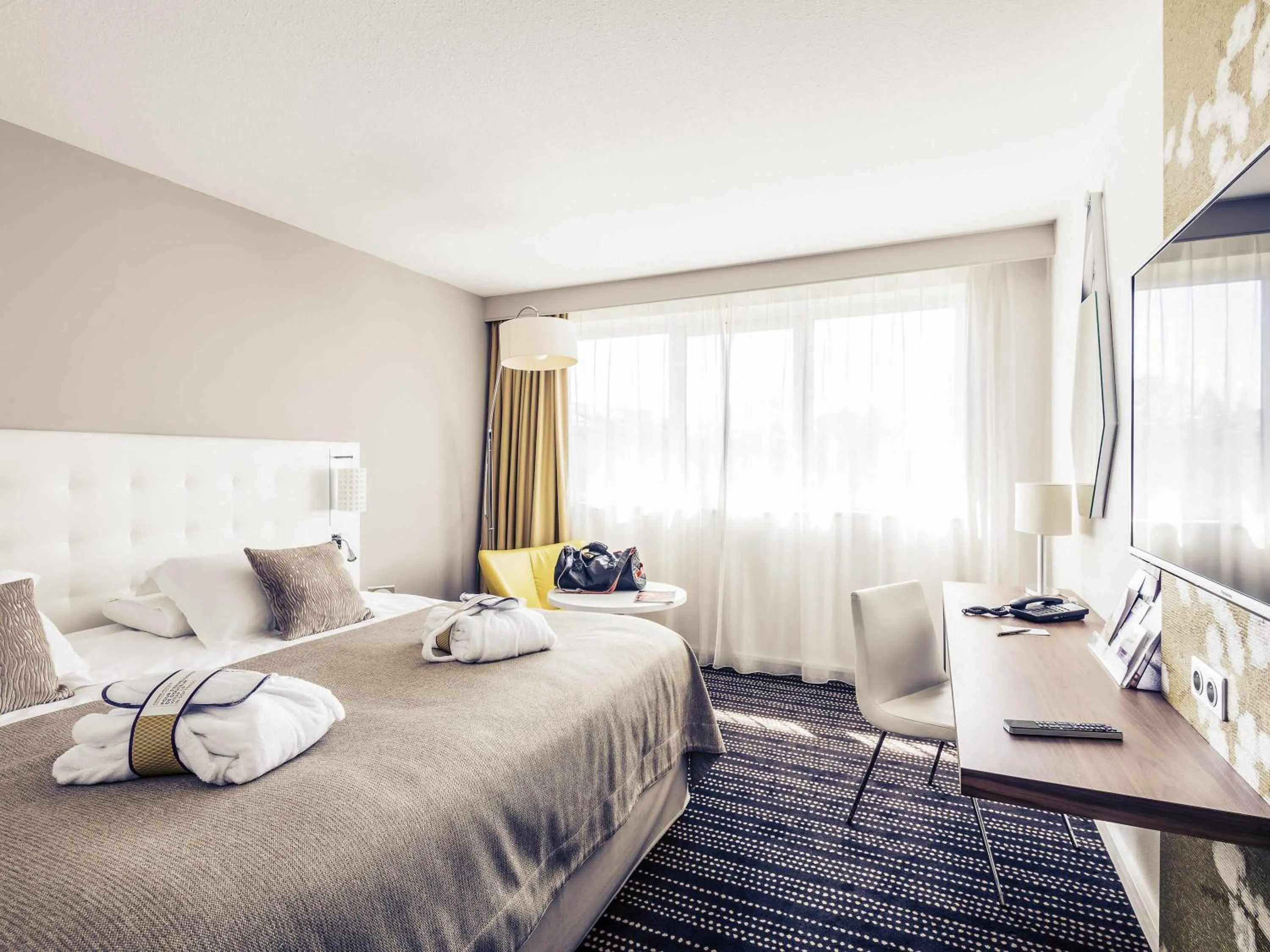 Bedroom, Bed in Mercure Bourg En Bresse