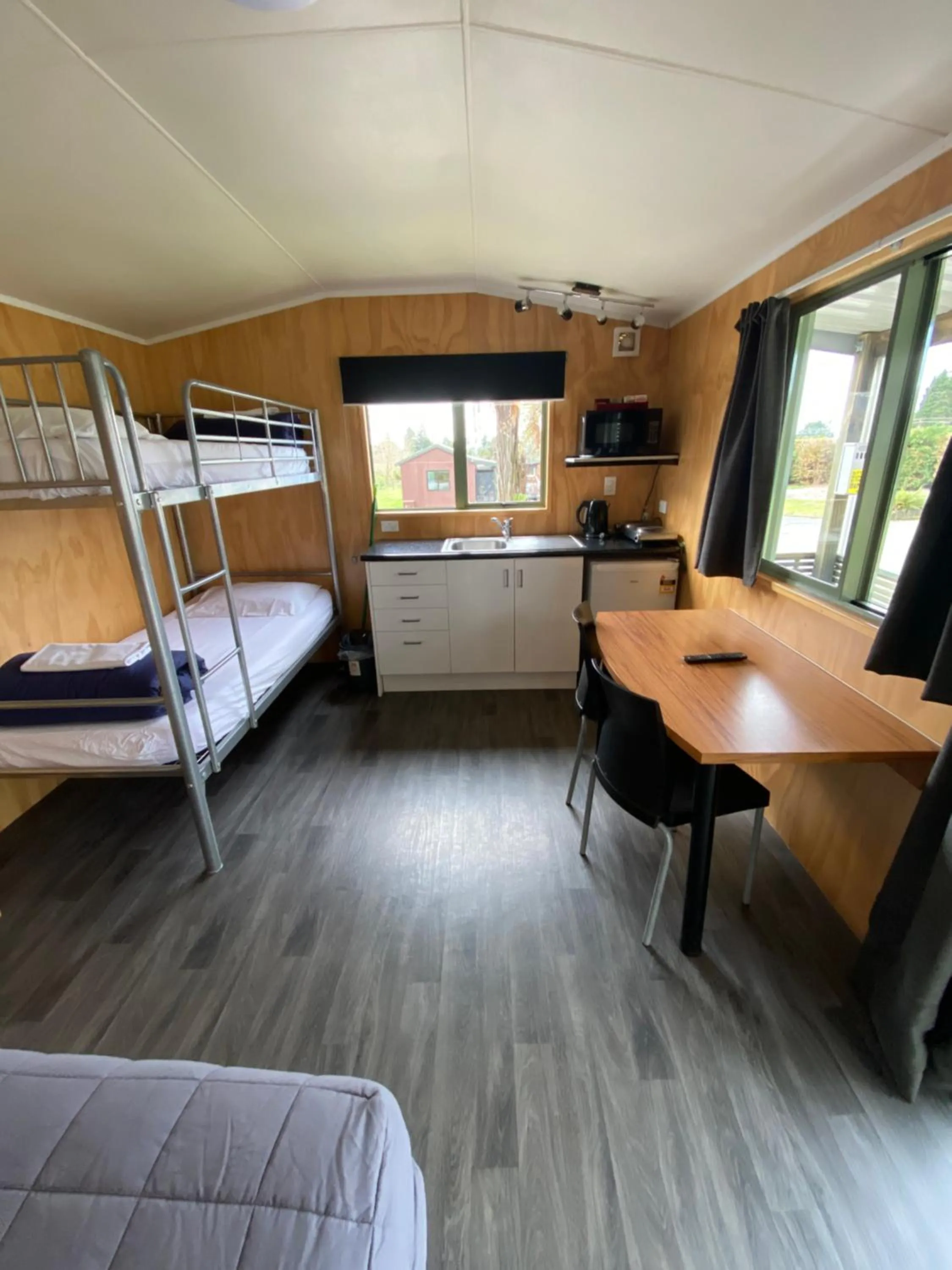 Kitchen or kitchenette, Bed in Rotorua Thermal Holiday Park