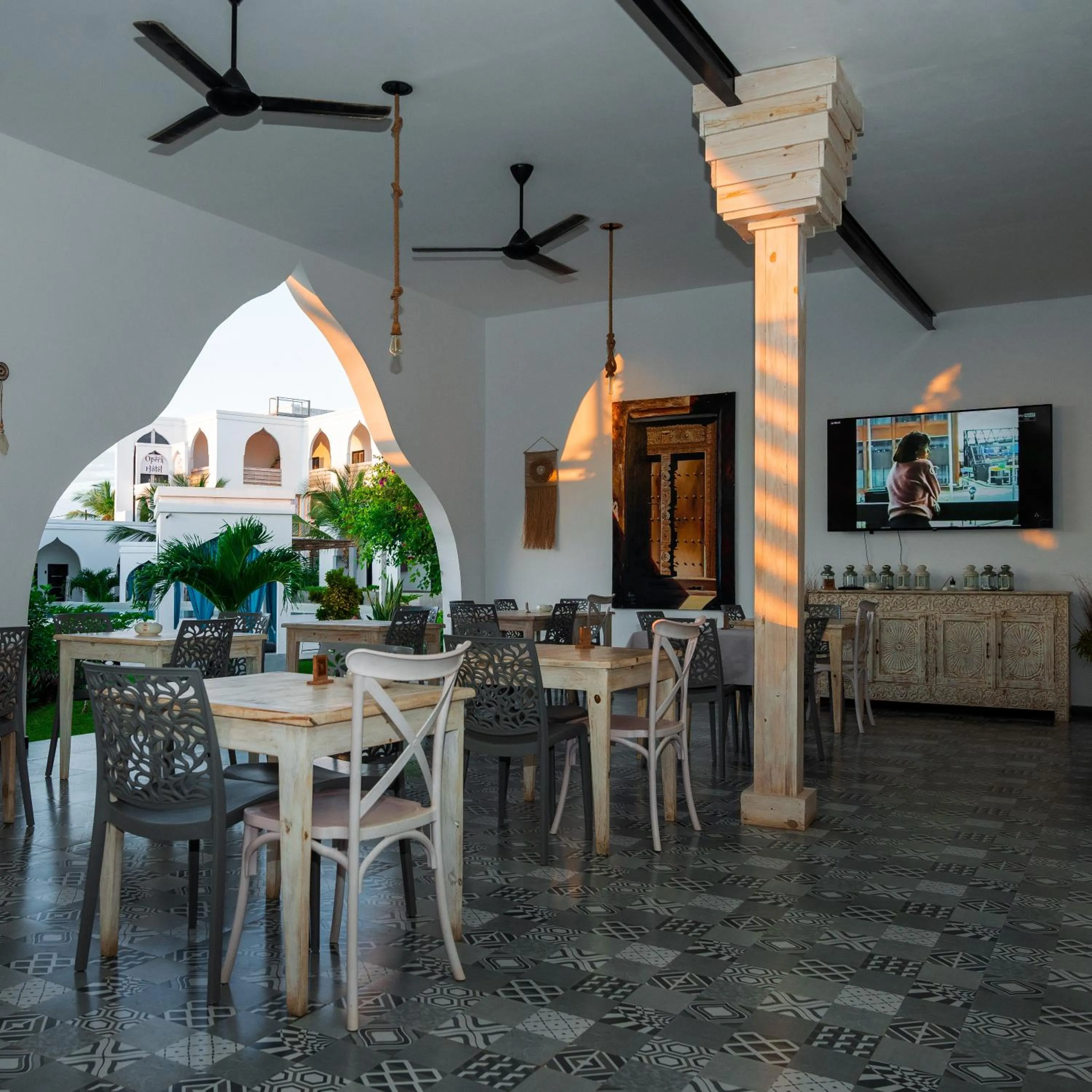 Restaurant/places to eat in Opera Hotel