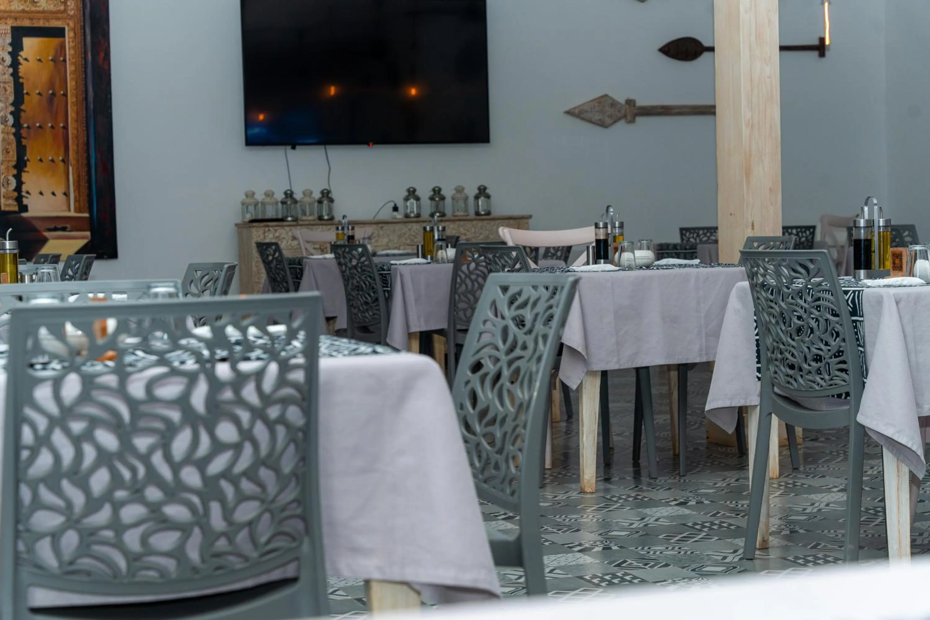 Restaurant/places to eat in Opera Hotel