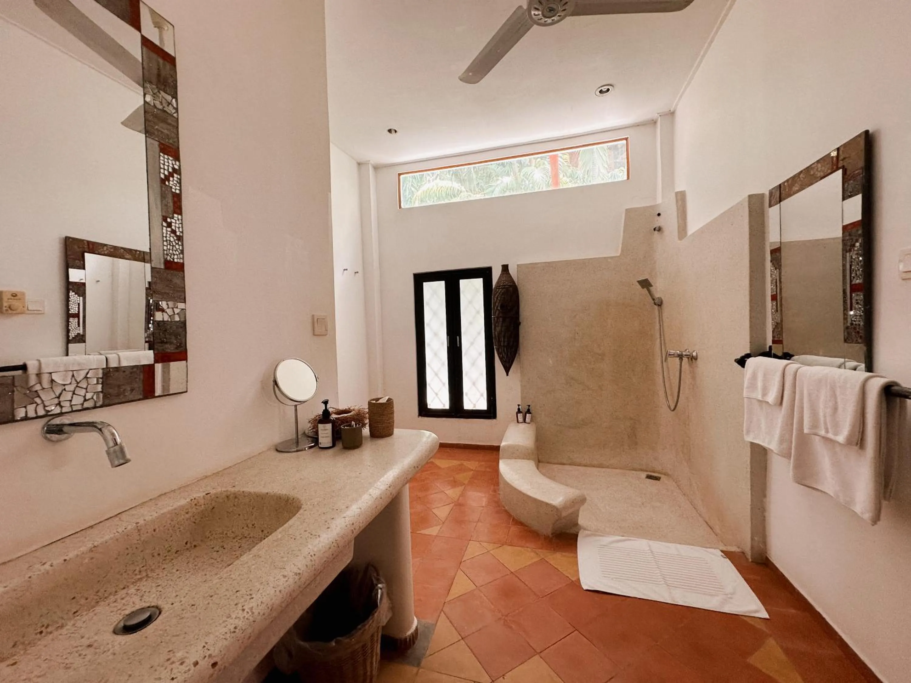 Shower in Maison 557