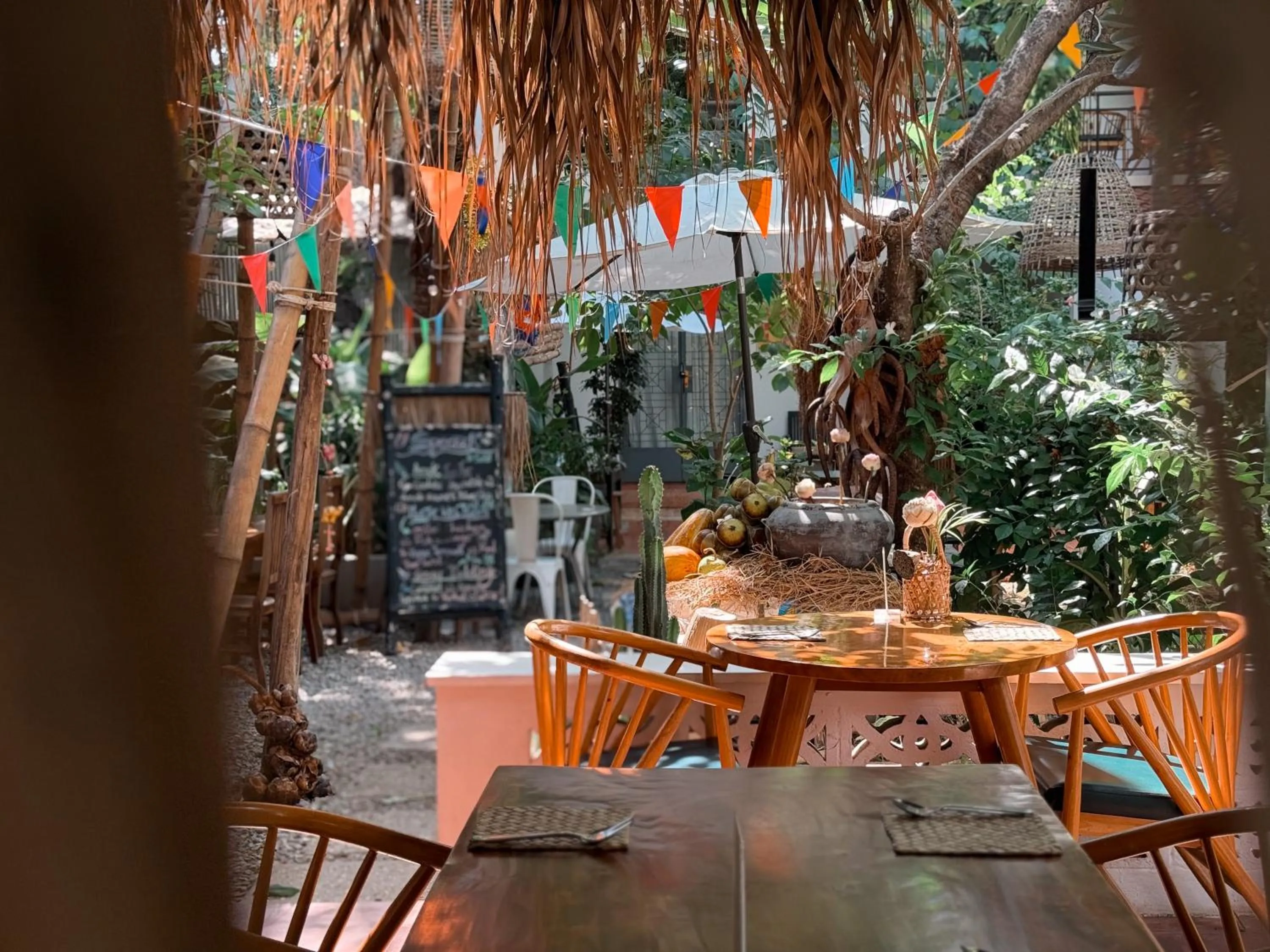 Restaurant/places to eat in Maison 557