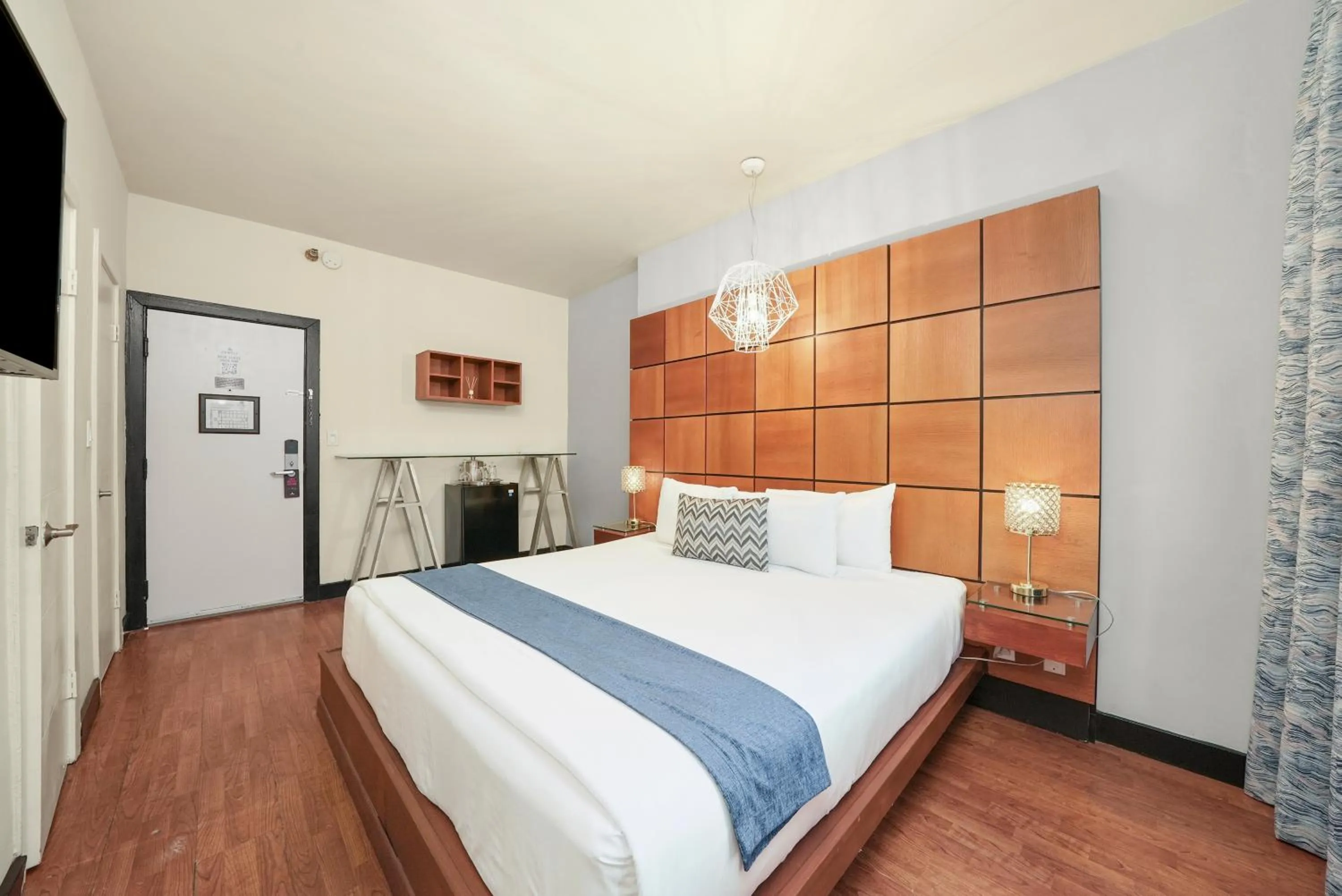 Bedroom, Bed in Chesterfield Hotel & Suites