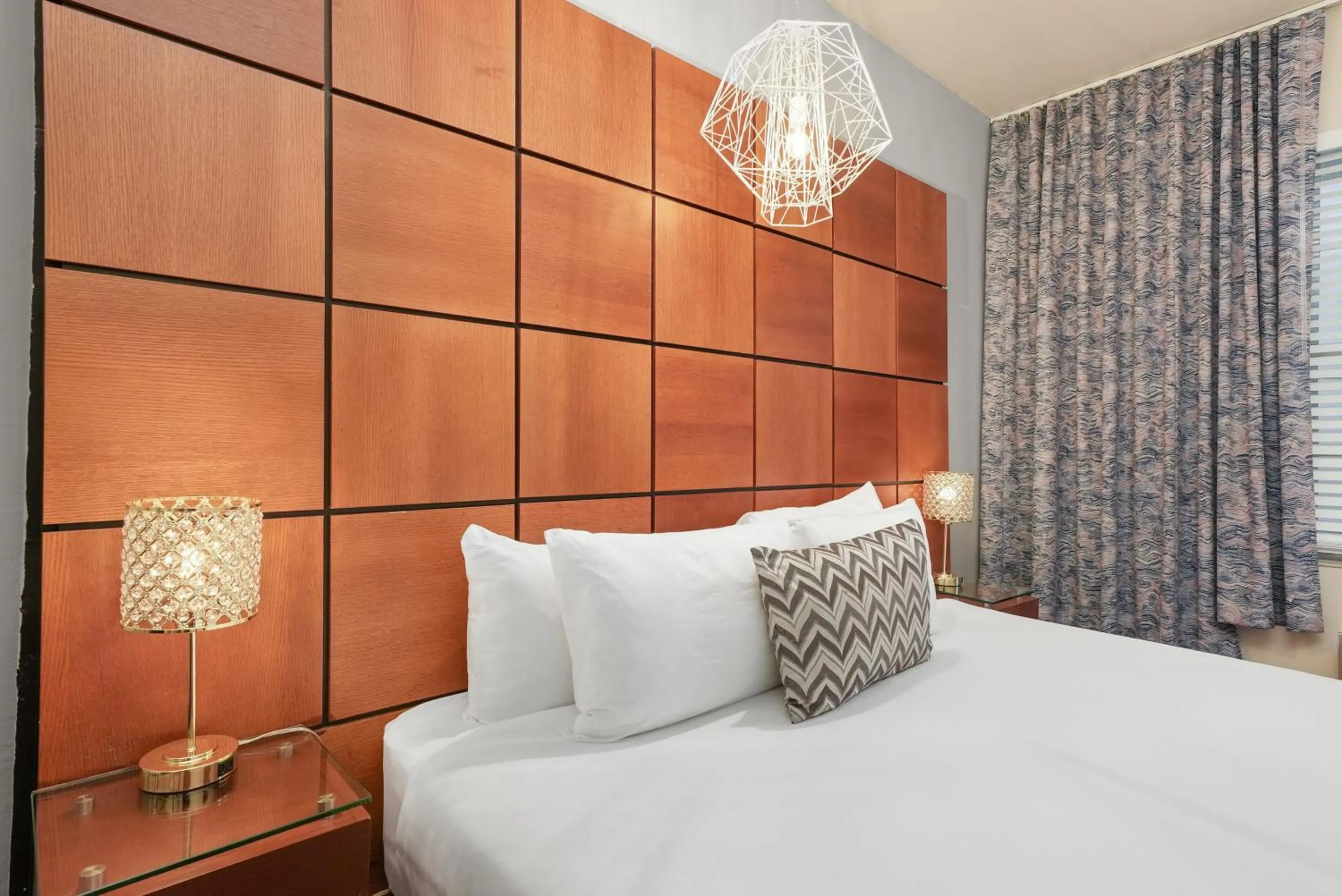 Bedroom, Bed in Chesterfield Hotel & Suites