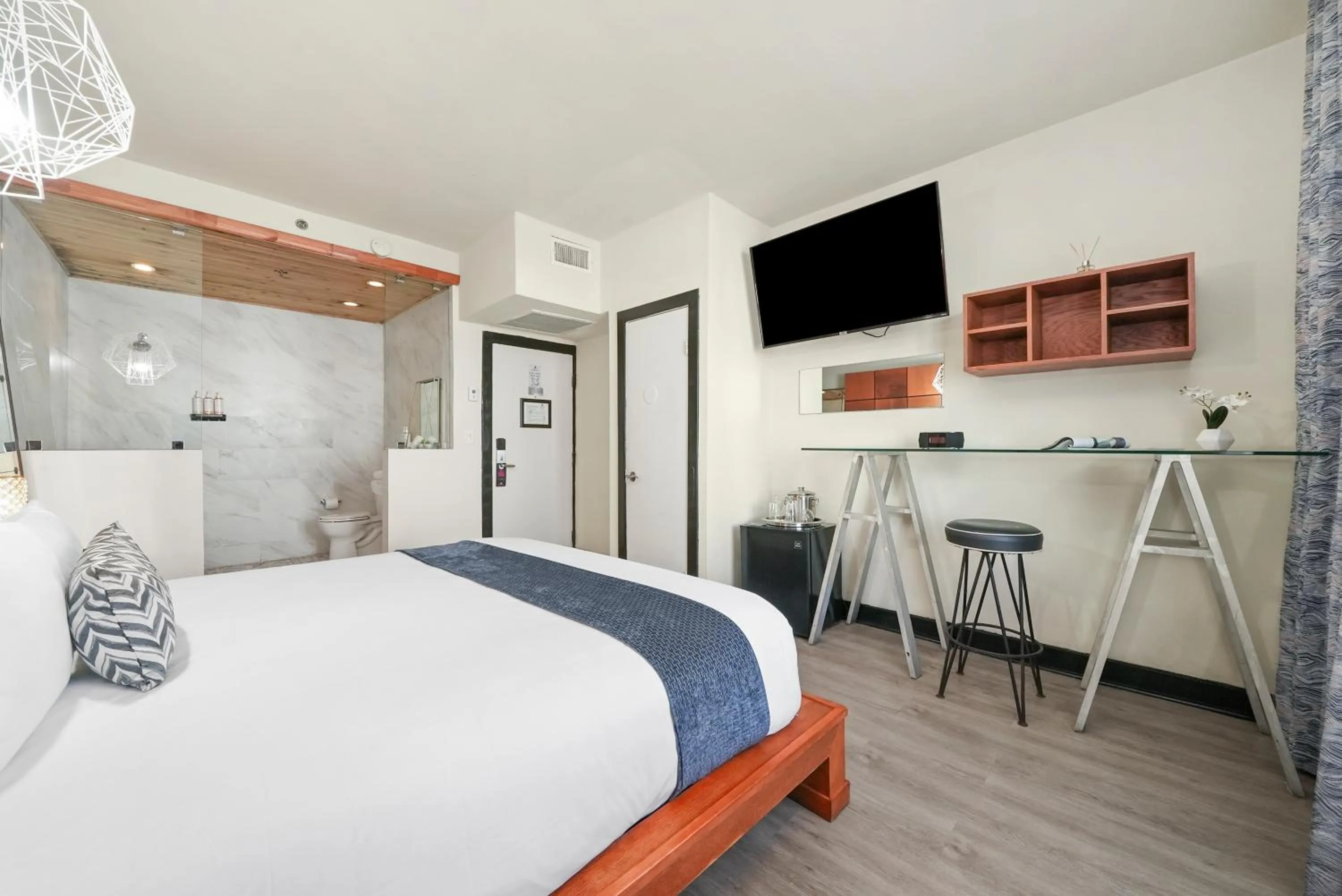 Bedroom, Bed in Chesterfield Hotel & Suites