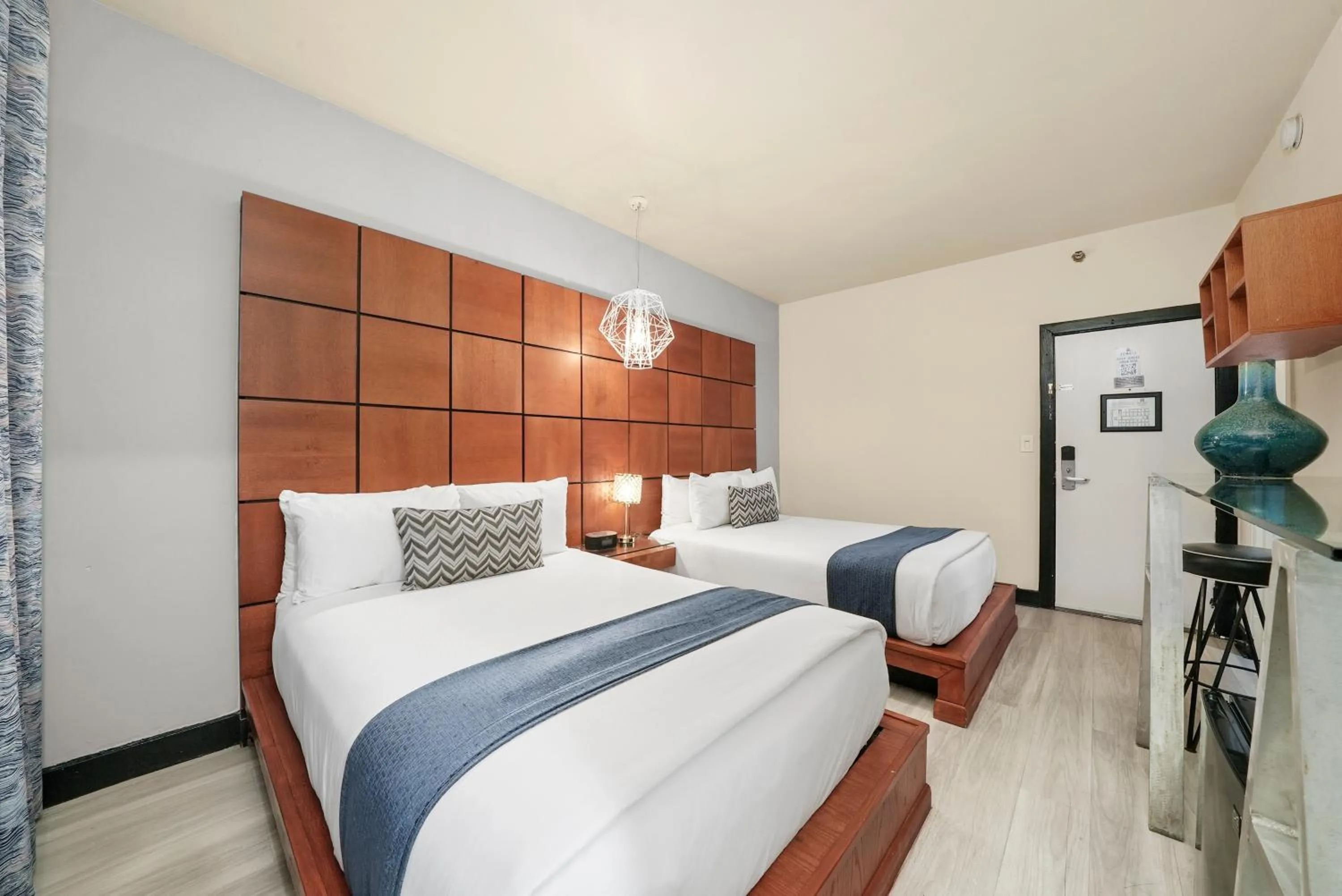 Bedroom, Bed in Chesterfield Hotel & Suites