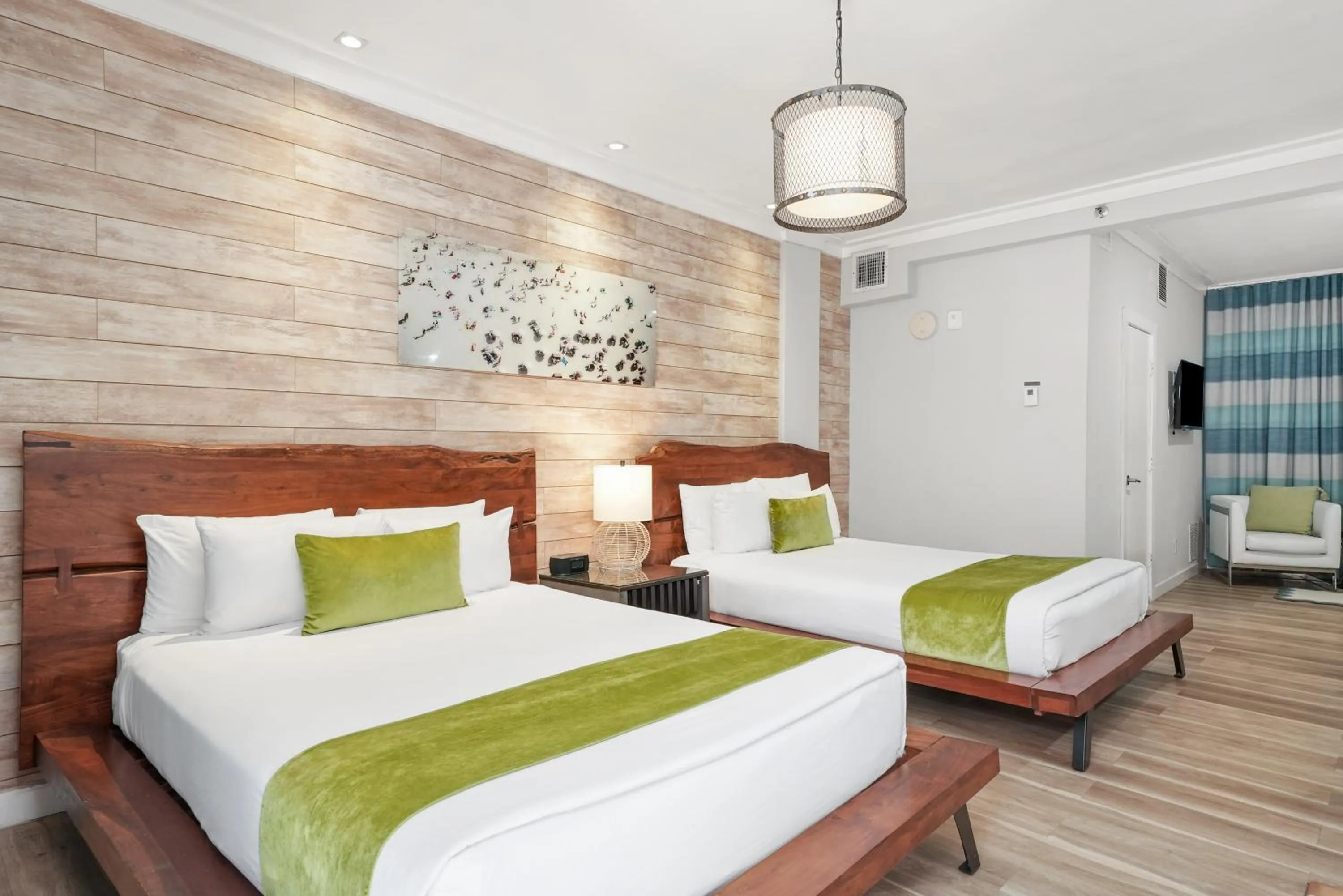 Bedroom, Bed in Chesterfield Hotel & Suites