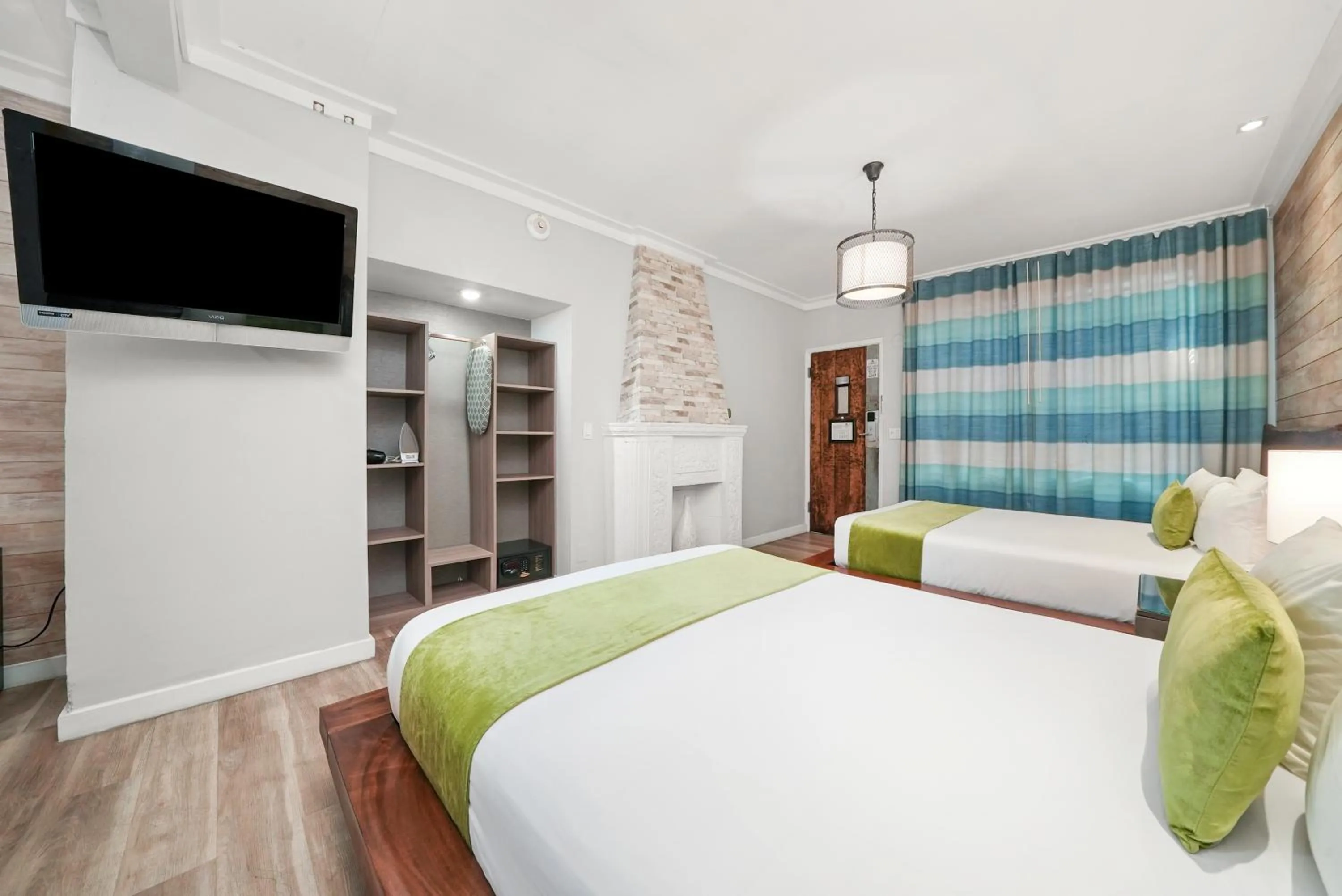 Bedroom, Bed in Chesterfield Hotel & Suites