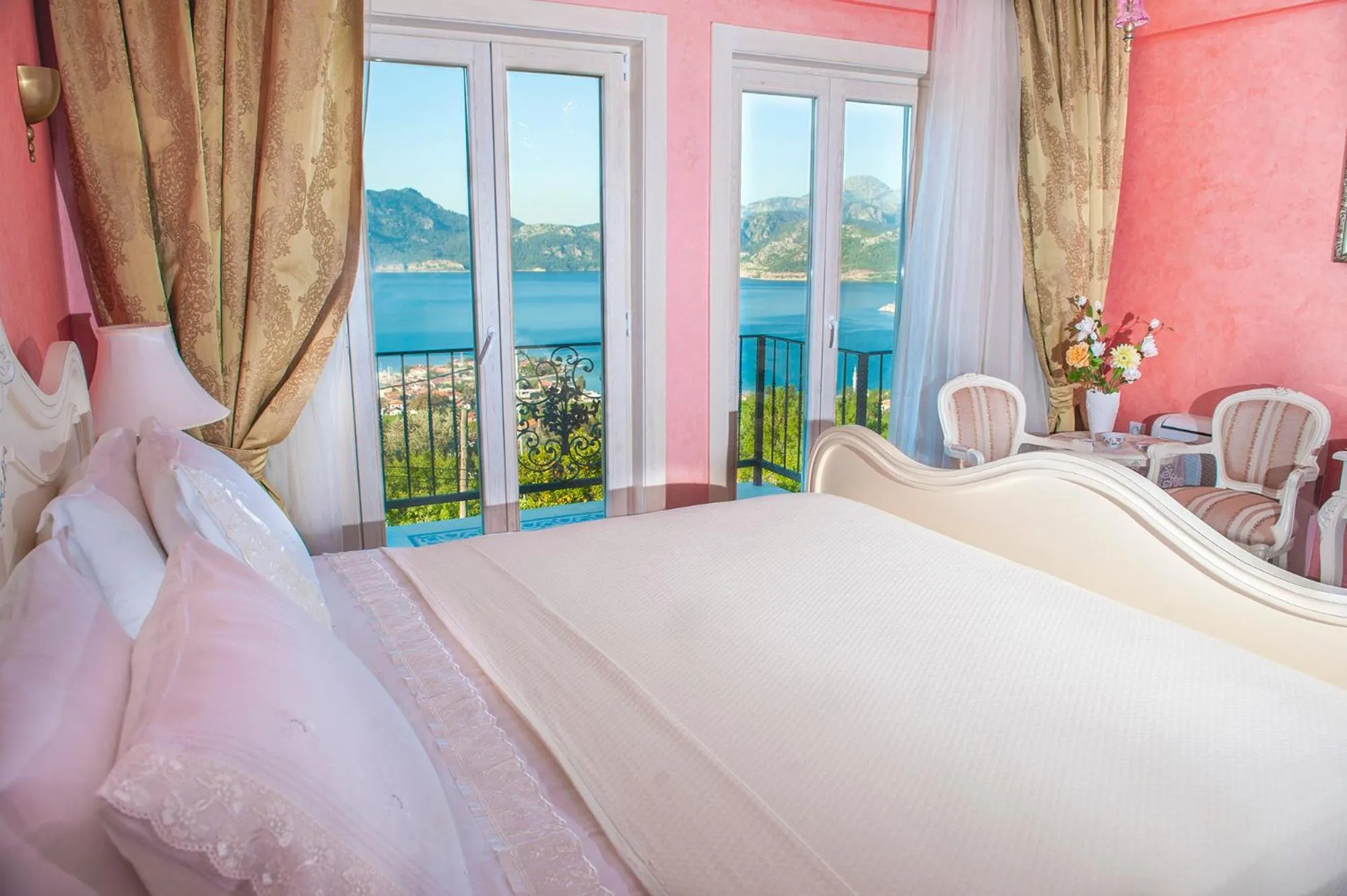 Bed in Swan Lake Hotel - Adult Only