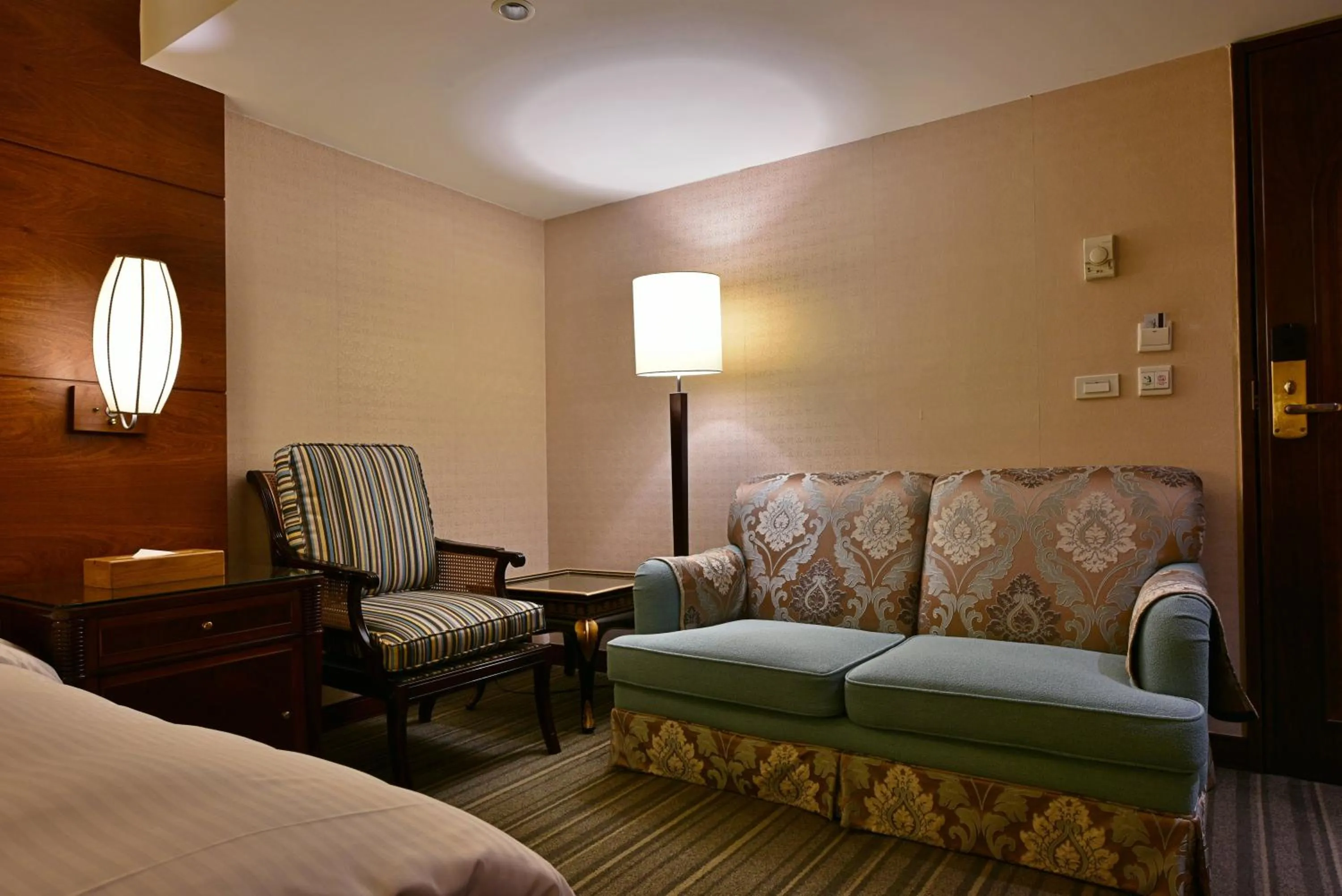 Seating area, Bed in Waikoloa Hotel