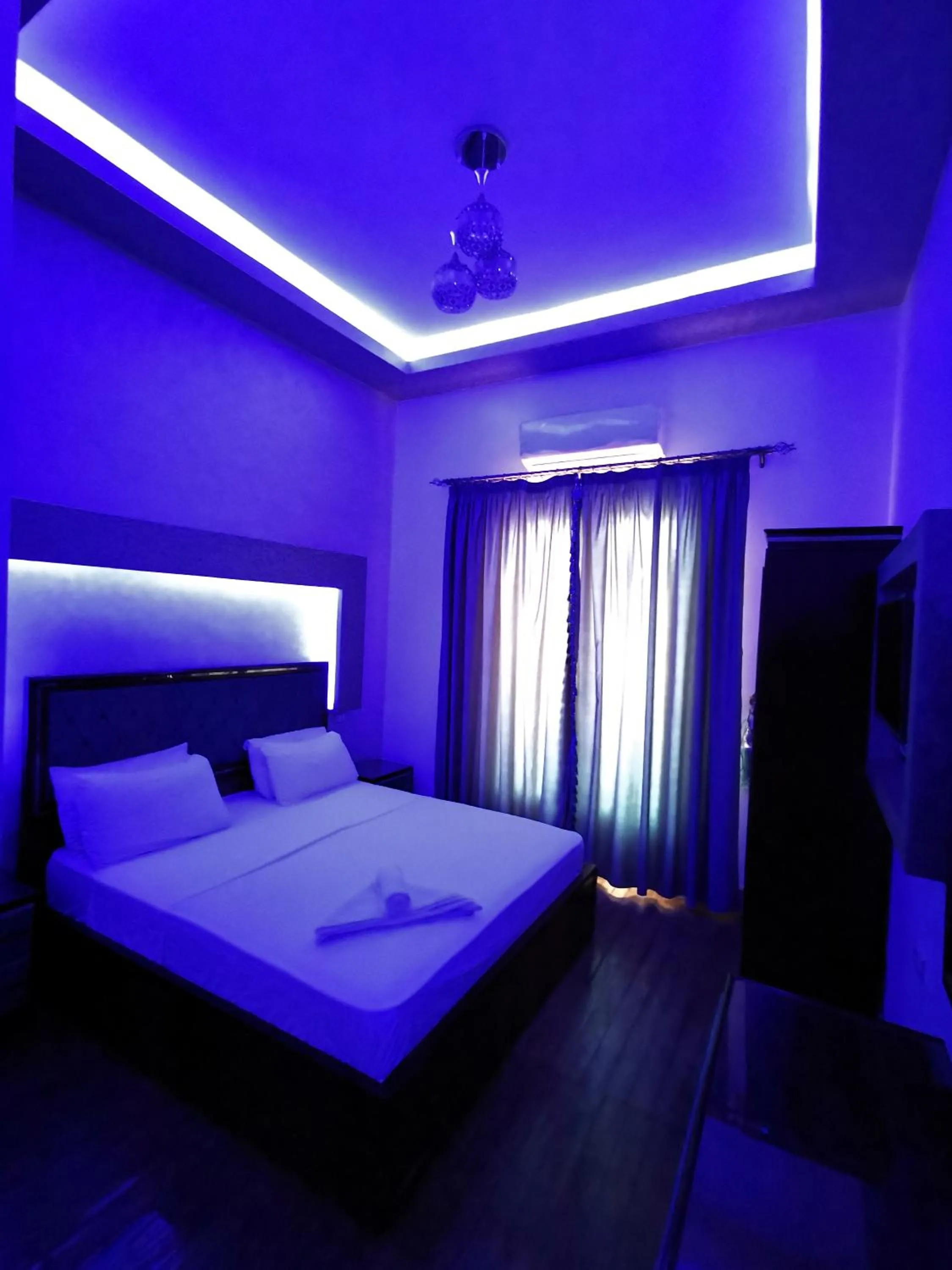 Bedroom, Bed in Golden Palace Hotel