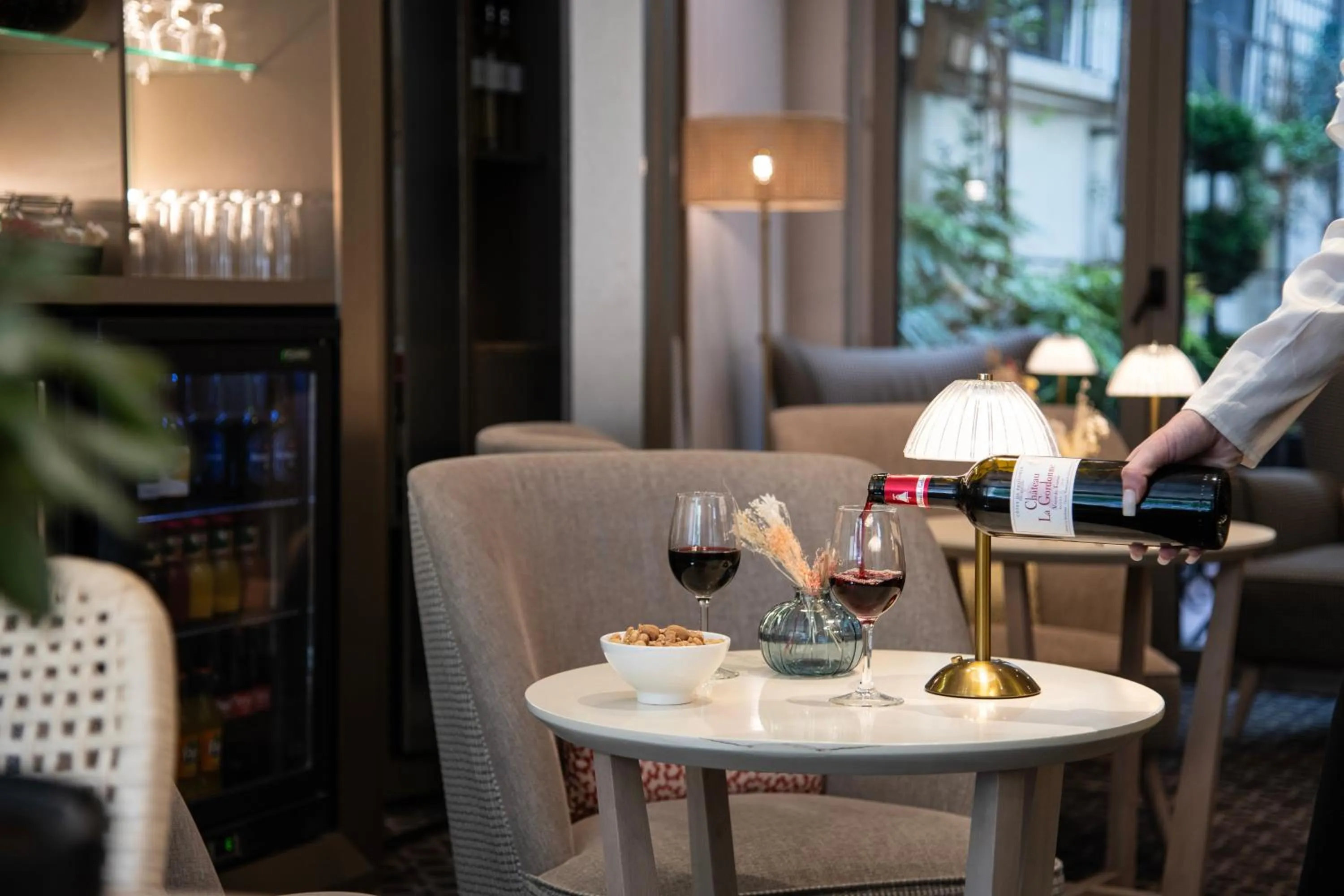 Lounge or bar in Mercure Paris Montparnasse Raspail
