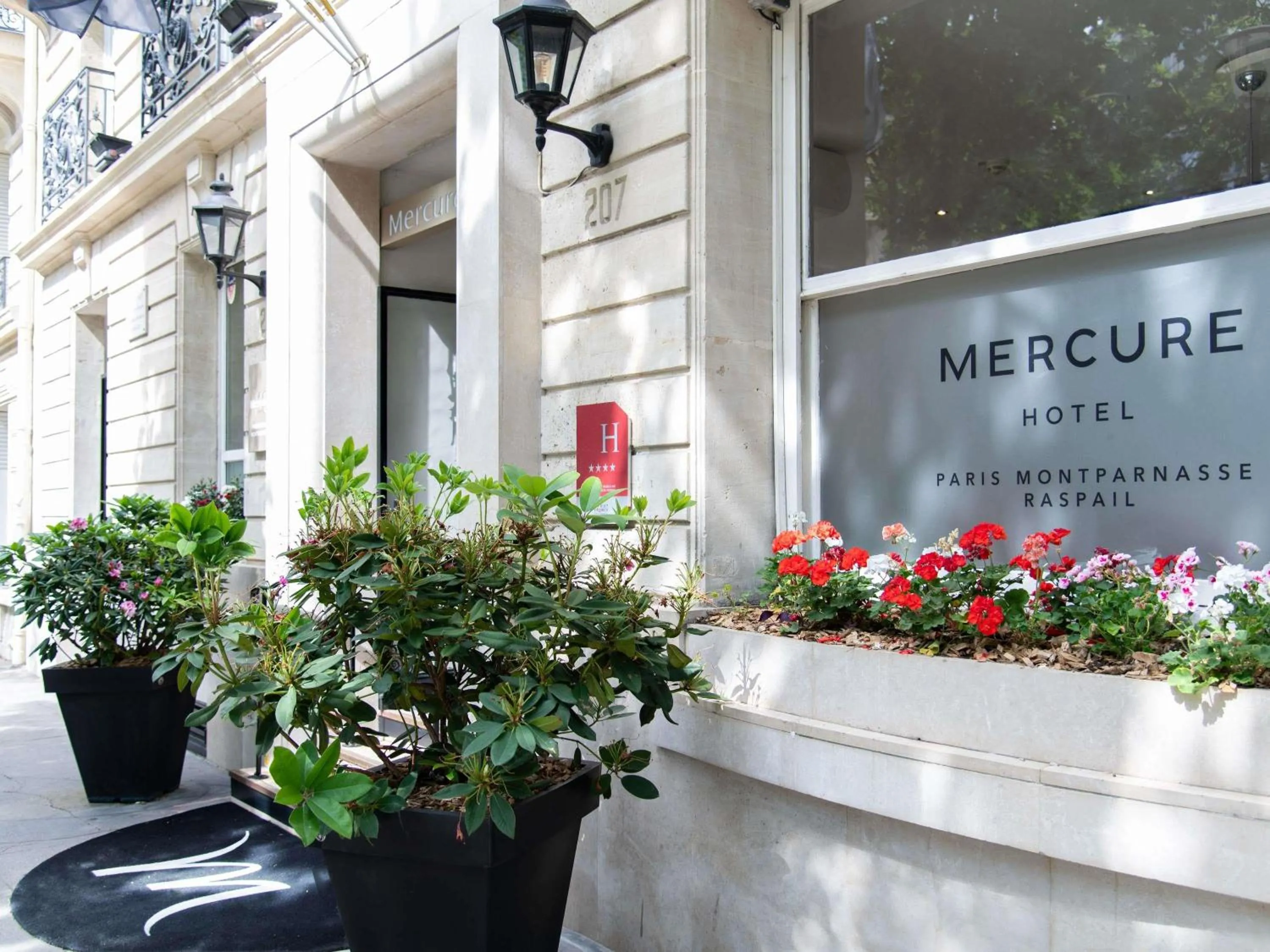 Property building in Mercure Paris Montparnasse Raspail