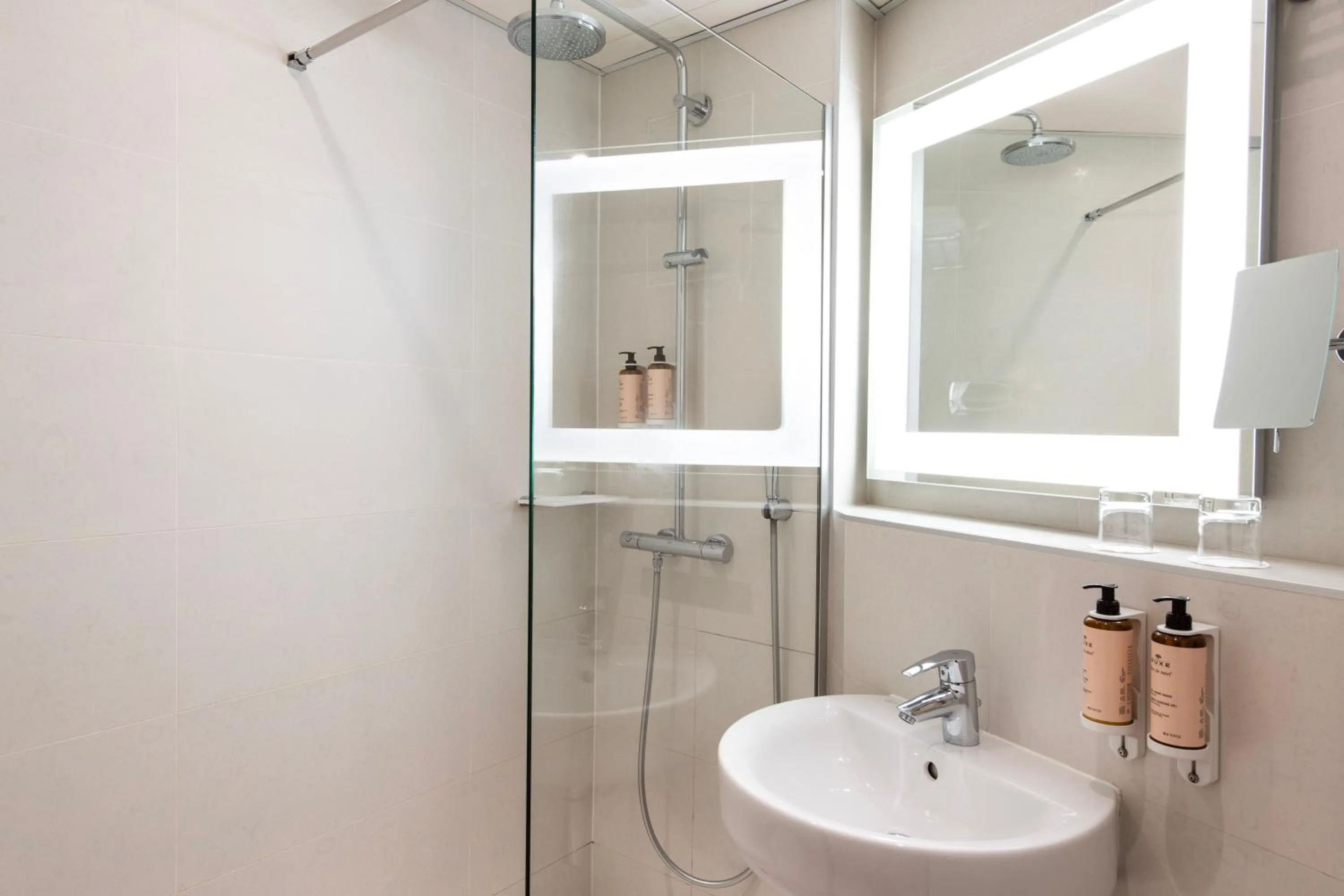 Bathroom in Mercure Paris Montparnasse Raspail