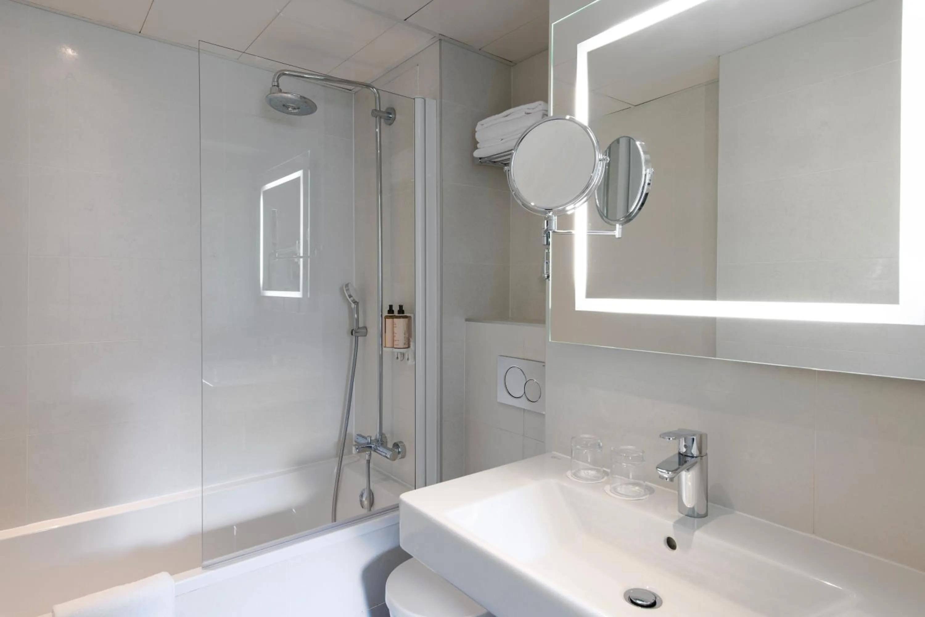 Bathroom in Mercure Paris Montparnasse Raspail