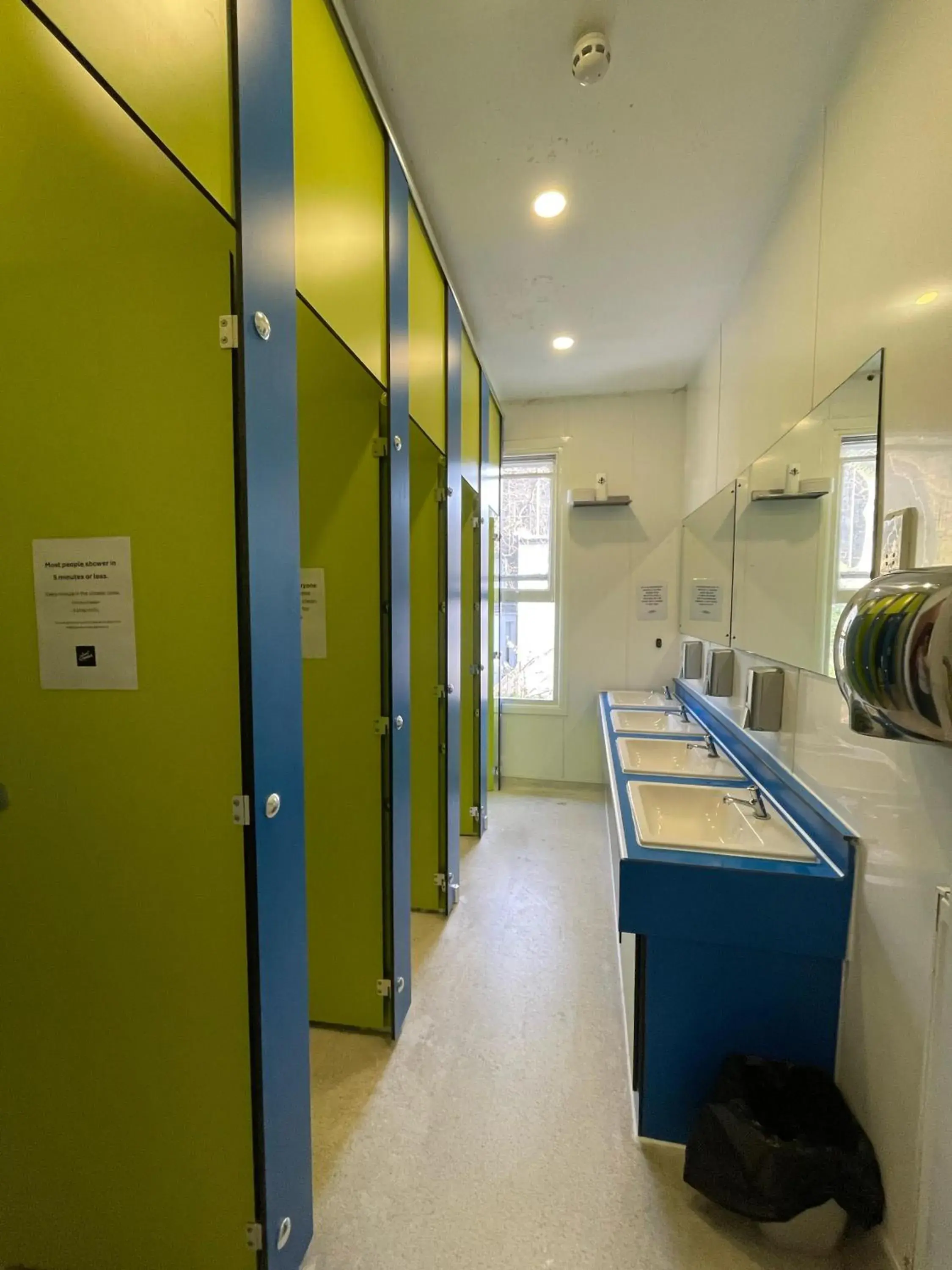 Bed in 8-Bed Mixed Dormitory Room in Saint James Backpackers Bed in 8-Bed Mixed Dormitory Room in Saint James Backpackers