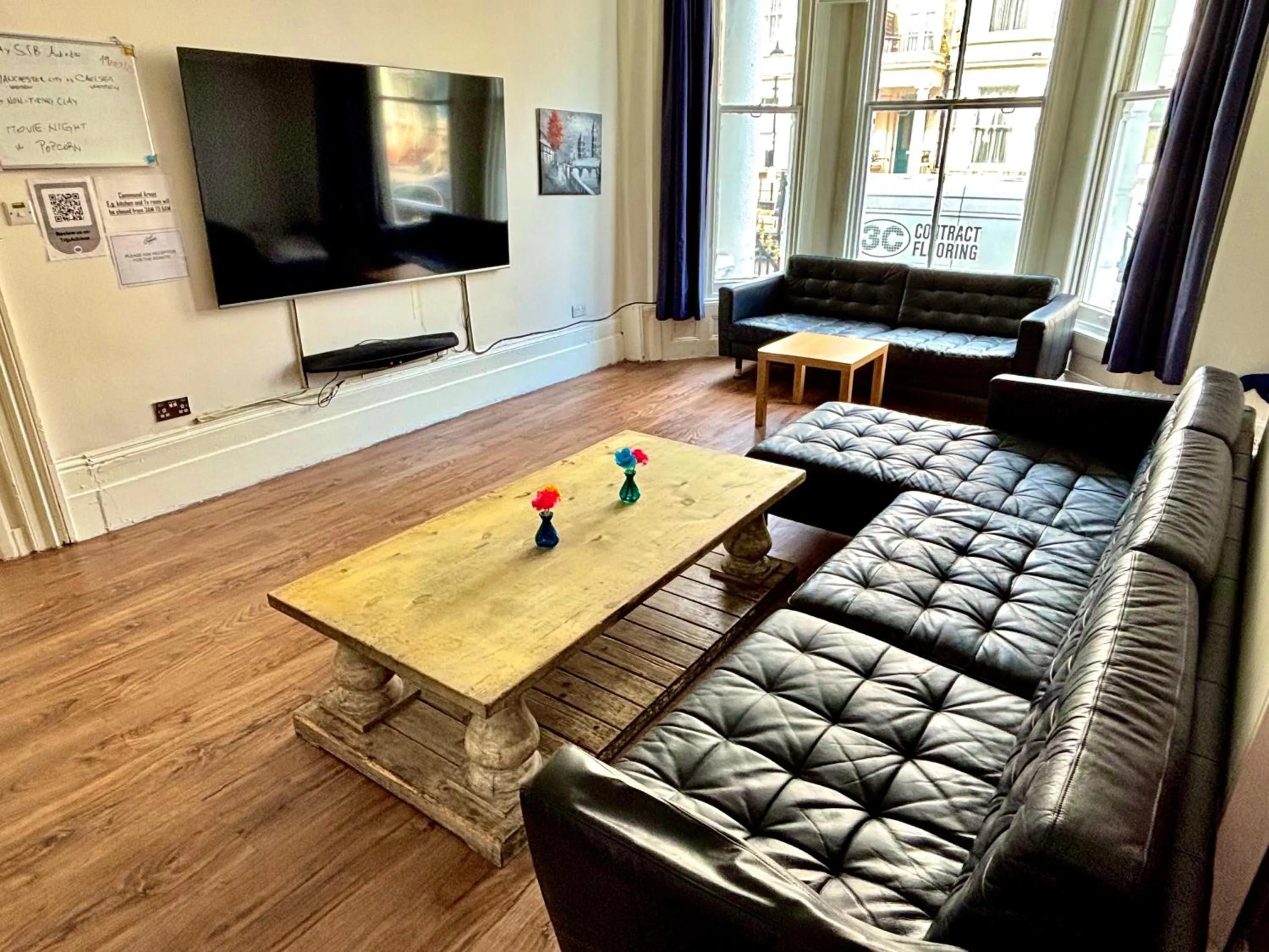 Communal lounge/ TV room in Saint James Backpackers